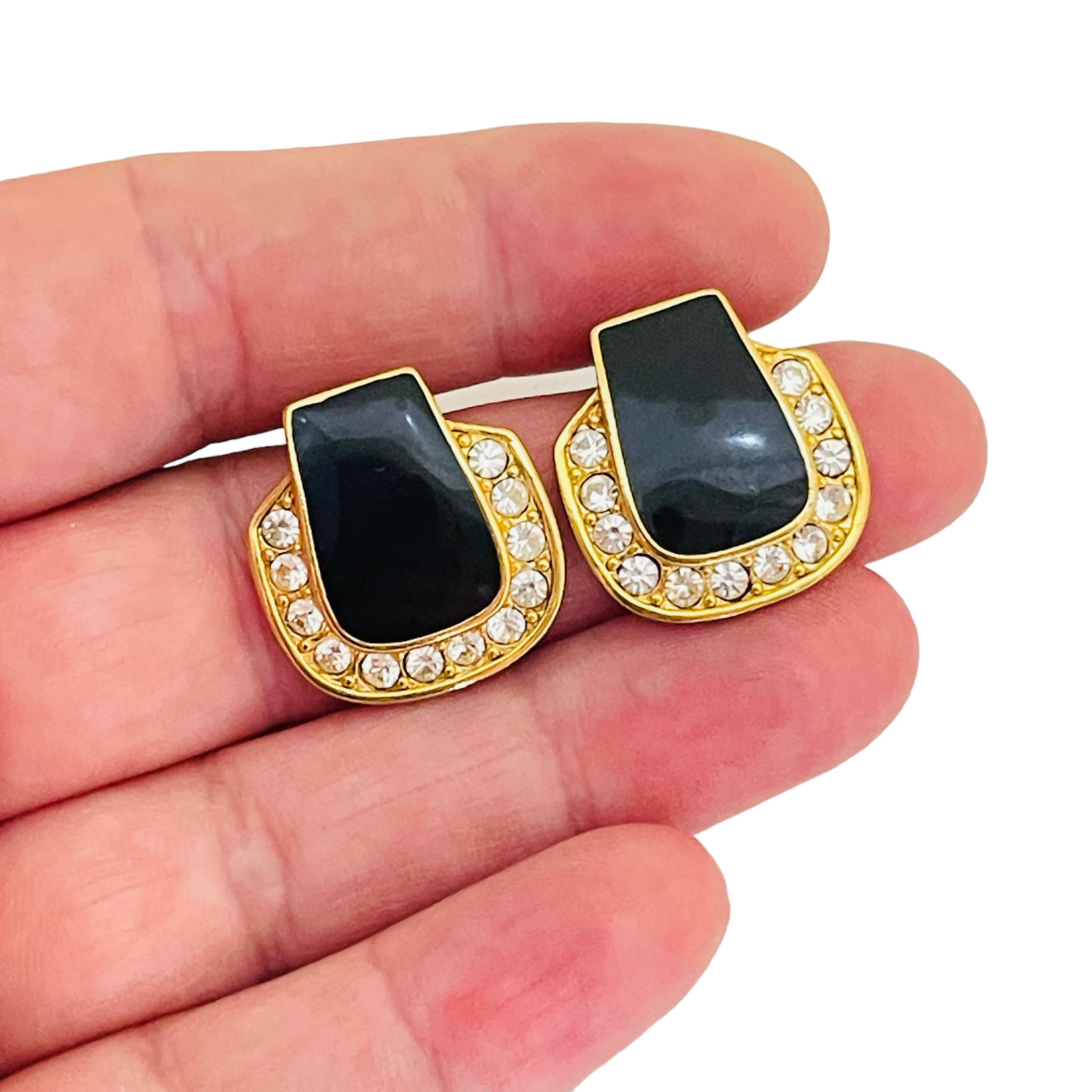 DETAILS

- • ohne Vorzeichen

- • goldfarben mit Emaille und Strasssteinen 

- • Vintage-Designer-Ohrringe  

MASSNAHMEN  

- • 

CONDIT

- •  sehr guter Vintage-Zustand mit minimalen Gebrauchsspuren 

 Sku 33

❤️❤️   VINTAGE-DESIGNER-SCHMUCK  