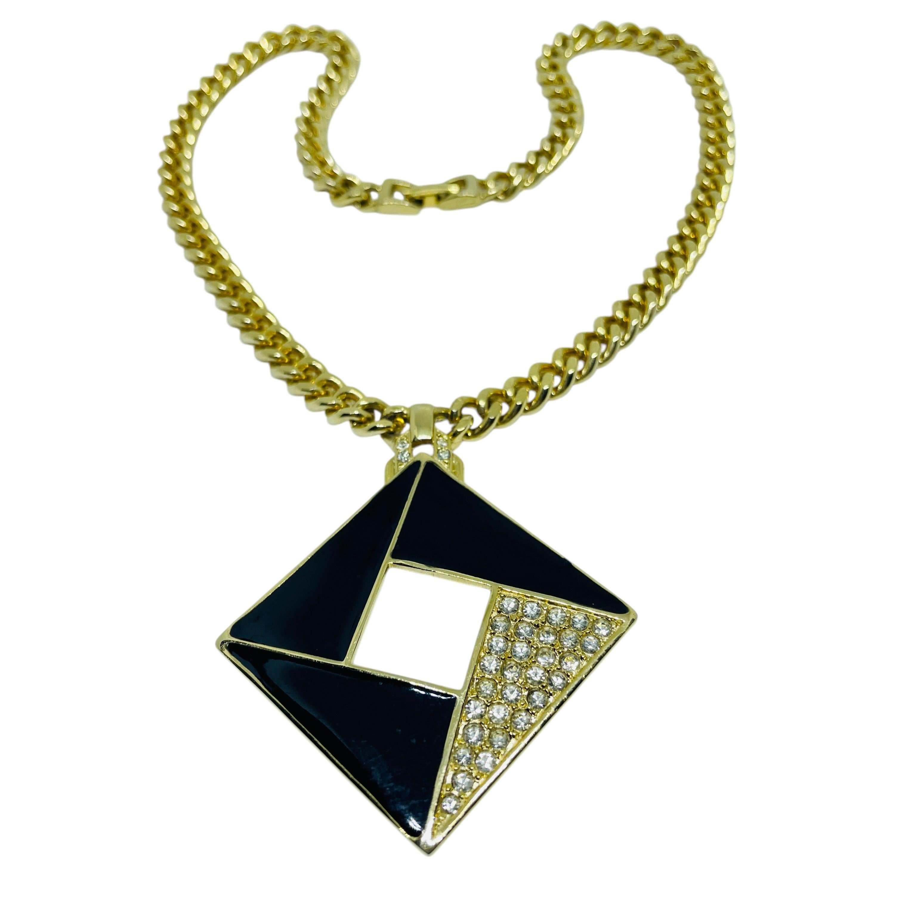 DÉTAILS

• non signé

• ton or avec émail et strass

• Collier de créateur vintage 

MESURES

•

CONDITION

• très bon état vintage avec peu de signes d'usure

Sku 50

❤️❤️ BIJOUX DE CRÉATEUR VINTAGE ❤️❤️

❤️❤️ ALEXANDER'S BOUTIQUE ❤️❤️