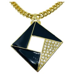 Collier de chaîne géométrique vintage en émail doré et strass.