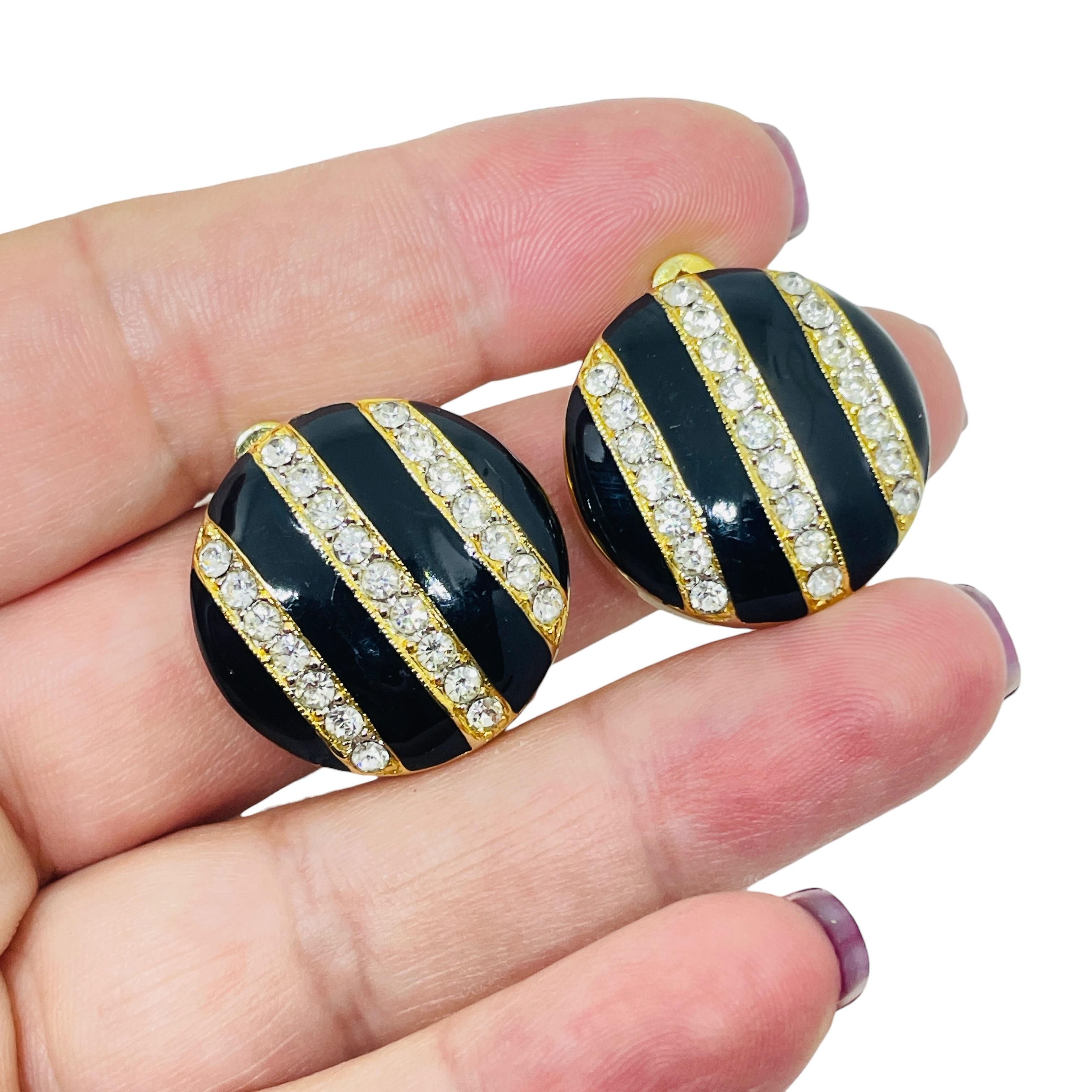 DETAILS

- • ohne Vorzeichen 

- • goldfarben mit Emaille und Strasssteinen

- • Vintage-Designer-Ohrringe
 
MASSNAHMEN  

- • CONDIT

- •  sehr guter Vintage-Zustand mit minimalen Gebrauchsspuren 

 Sku 54

❤️❤️   VINTAGE-DESIGNER-SCHMUCK  