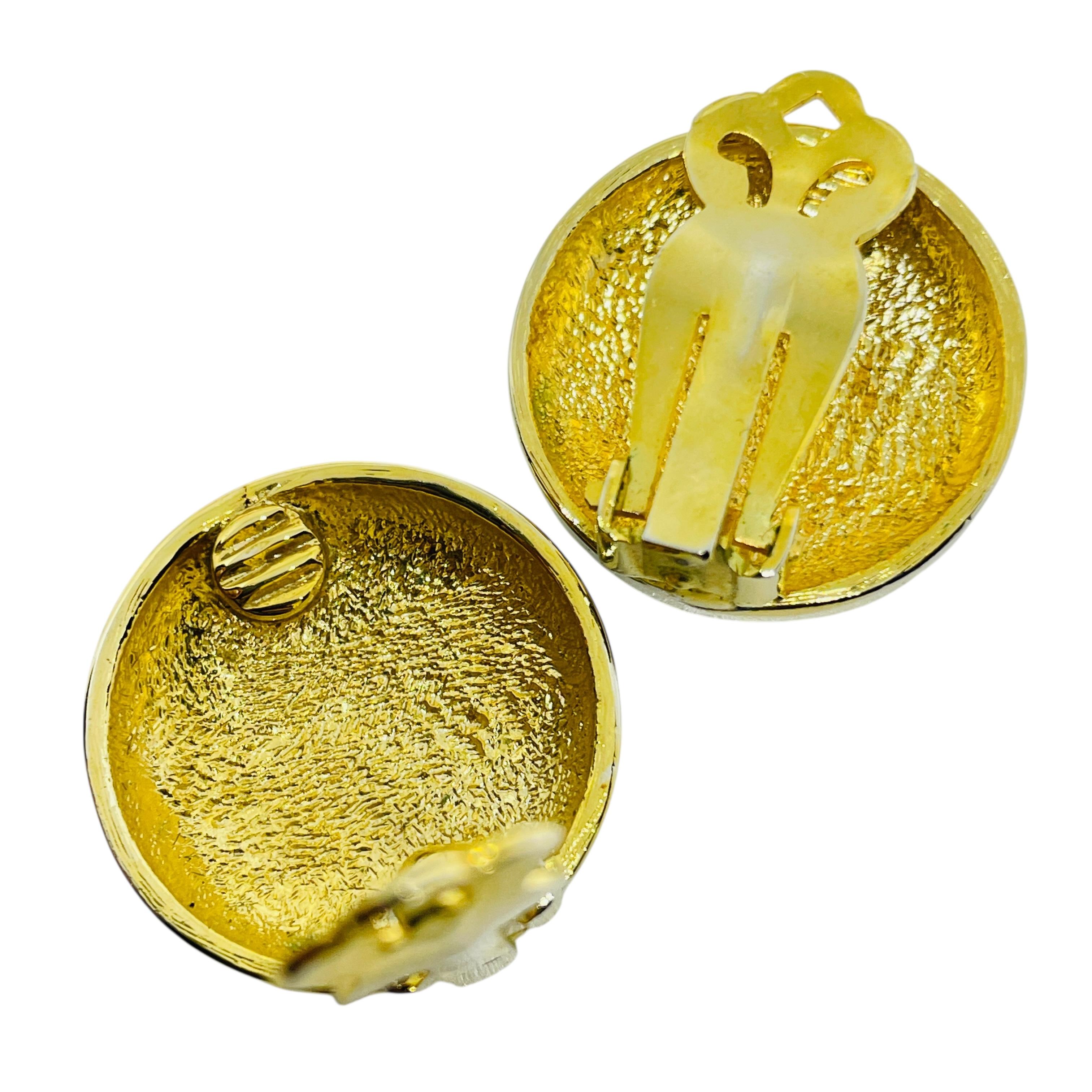 Vintage Gold Ton Emaille Strass Designer 80er Jahre Clip auf Ohrringe im Zustand „Gut“ im Angebot in Palos Hills, IL