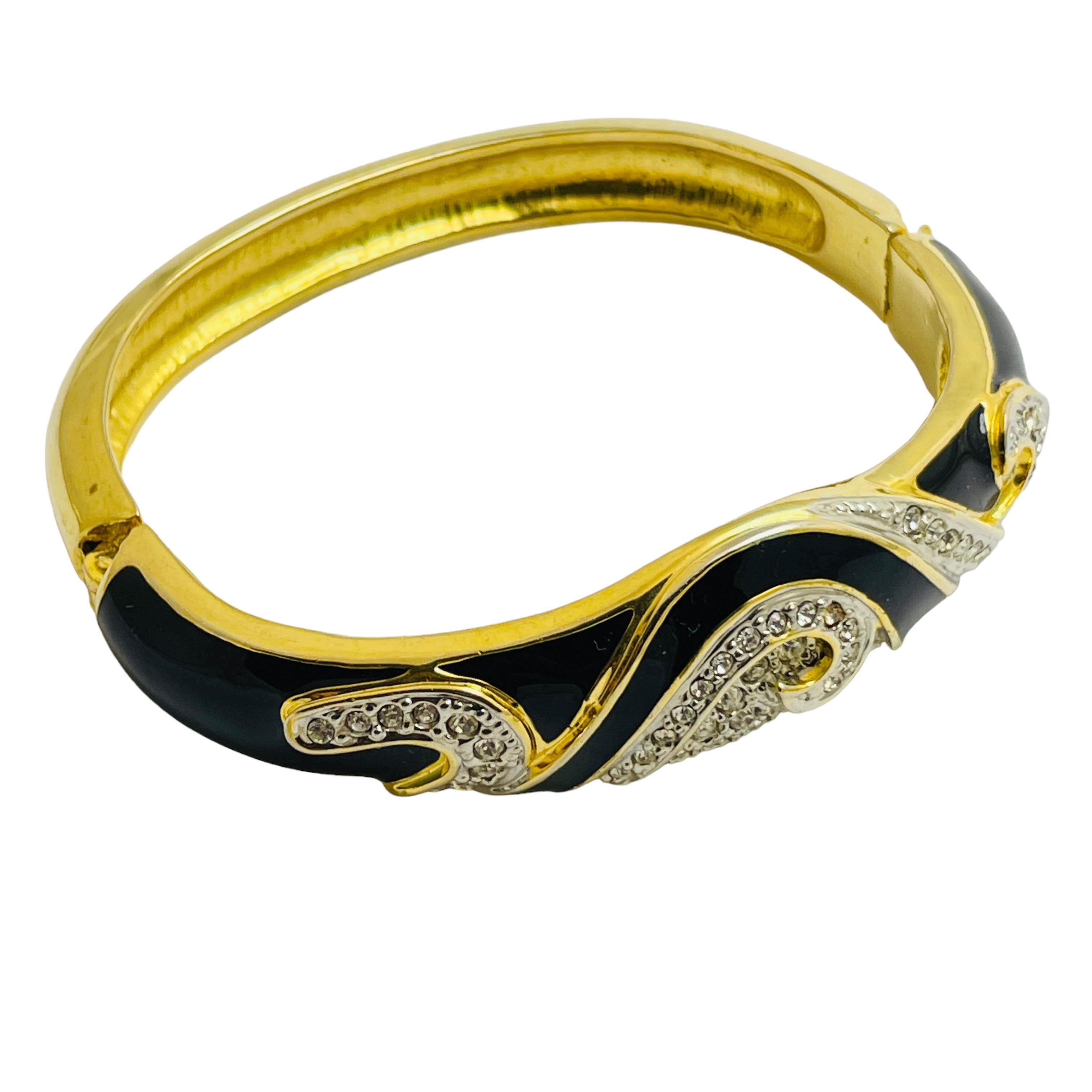 DETAILS

• unsigned    

• gold tone with rhinestones and enamel

• vintage designer bracelet  

MEASUREMENTS  

• 

CONDITION

•  excellent vintage condition with minimal signs of wear 

 Sku 40

❤️❤️  VINTAGE DESIGNER JEWELRY ❤️❤️

❤️❤️ 