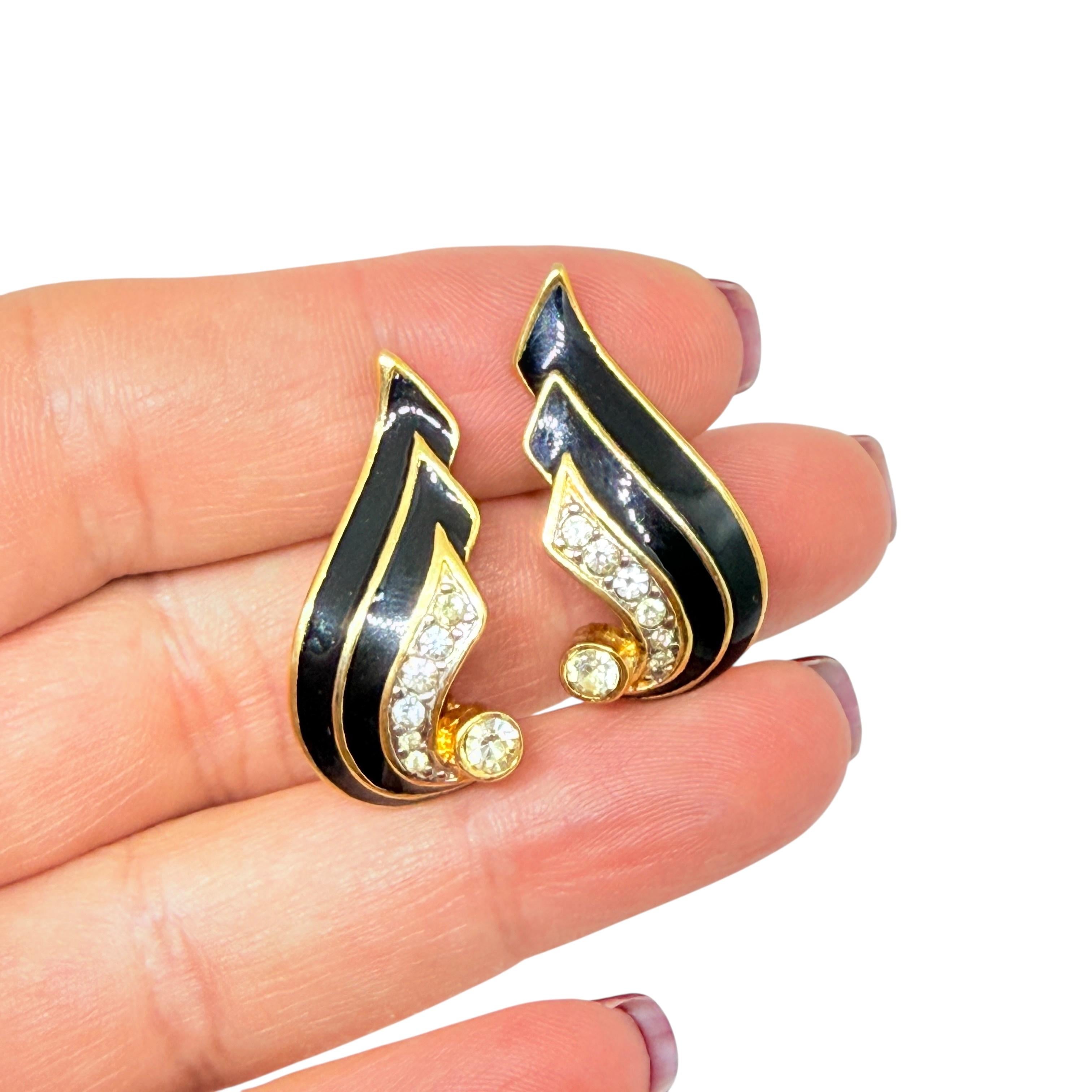 DETAILS

- • ohne Vorzeichen

- • goldfarben mit Emaille und Strasssteinen

- • Vintage-Designer-Ohrringe

MASSNAHMEN

- • CONDIT

- • sehr guter Vintage-Zustand mit minimalen Gebrauchsspuren

Sku 55

❤️❤️ VINTAGE-DESIGNER-SCHMUCK ❤️❤️

❤️❤️