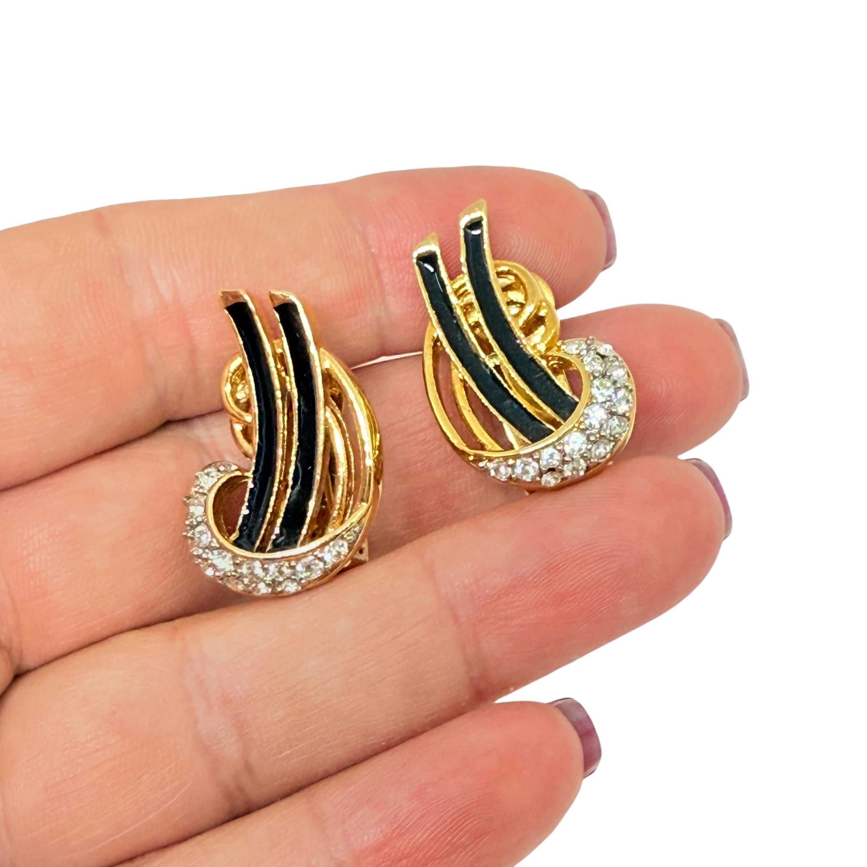 DETAILS

• unsigned

• gold tone with enameland rhinestones

• vintage designer earrings

MEASUREMENTS

• CONDITION

• very good vintage condition with minimal signs of wear

Sku 55

❤️❤️ VINTAGE DESIGNER JEWELRY ❤️❤️

❤️❤️ ALEXANDER’S BOUTIQUE ❤️❤️