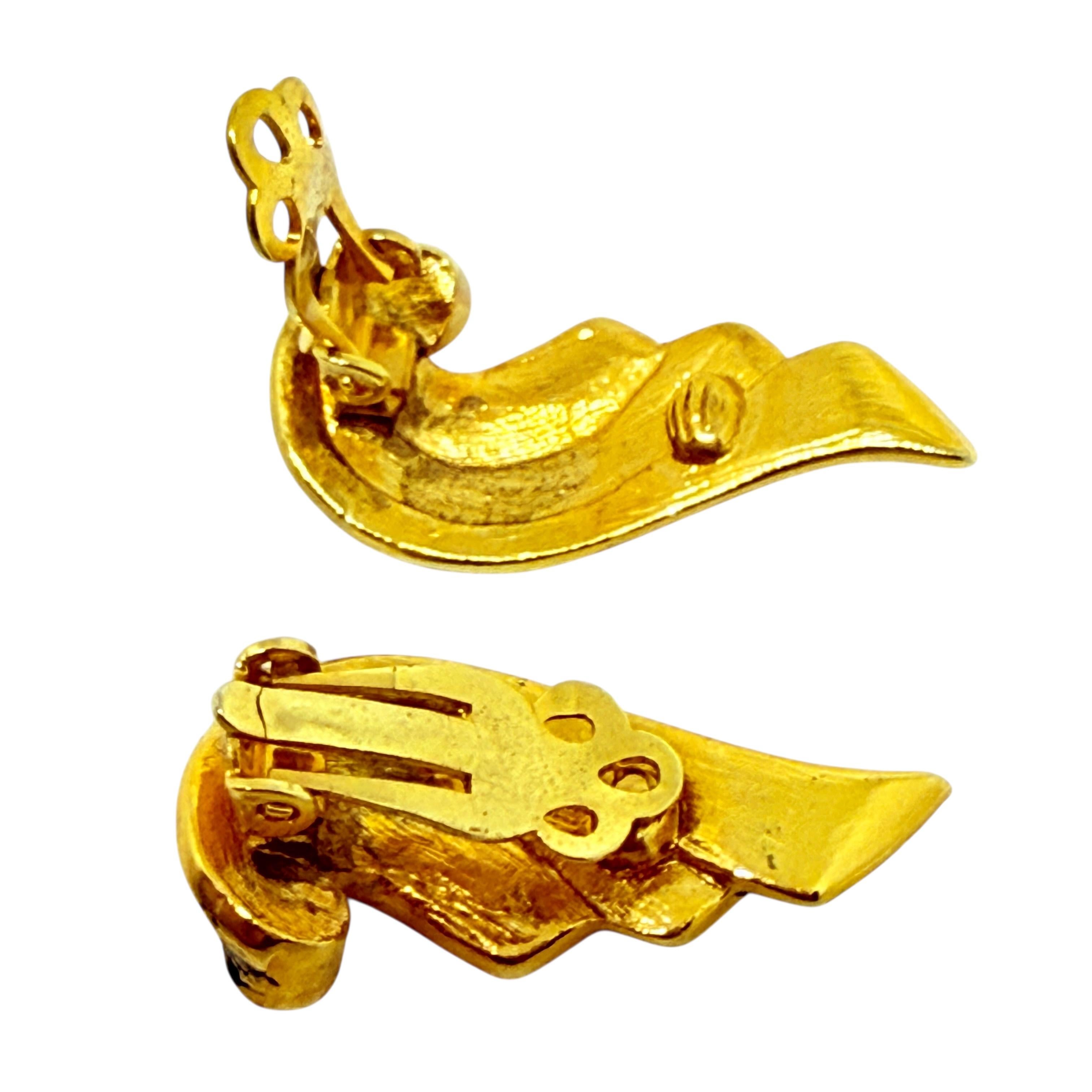 Vintage Gold Ton Emaille Strass Designer Clip auf Ohrringe im Zustand „Gut“ im Angebot in Palos Hills, IL