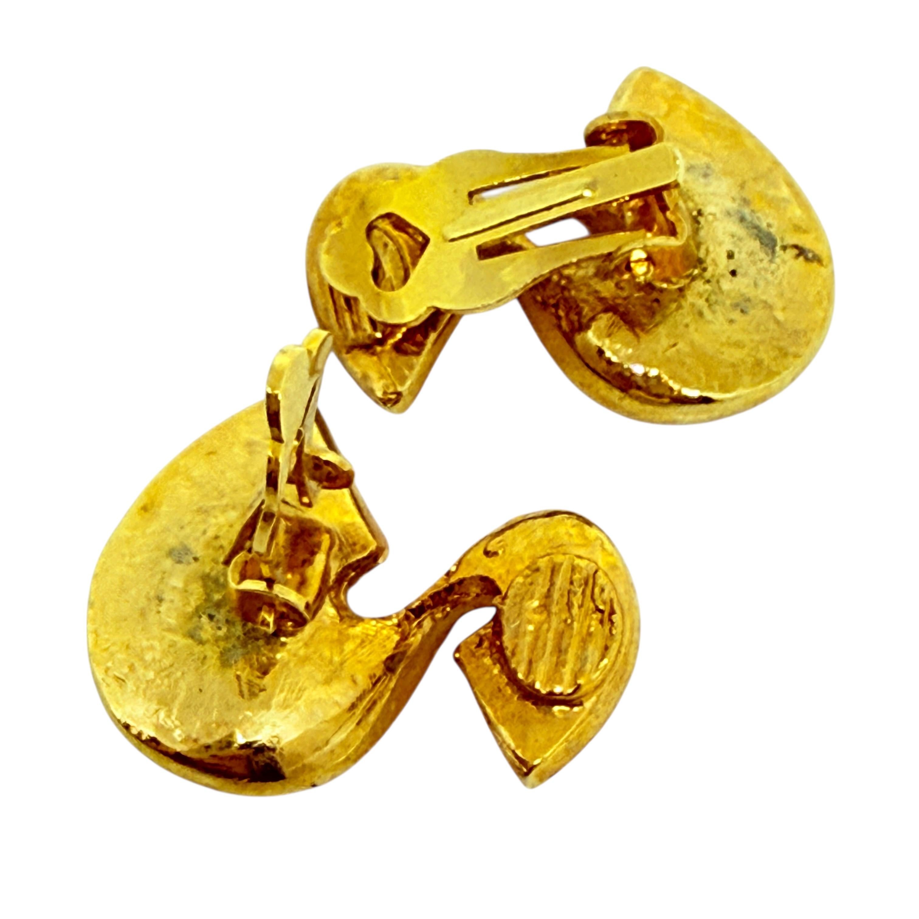 Vintage Gold Ton Emaille Strass Designer Clip auf Ohrringe im Zustand „Gut“ im Angebot in Palos Hills, IL