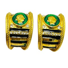 Vintage Goldfarbene Emaille-Ohrringe mit Strasssteinen und etruskischen Designer-Clip auf Ohrringen