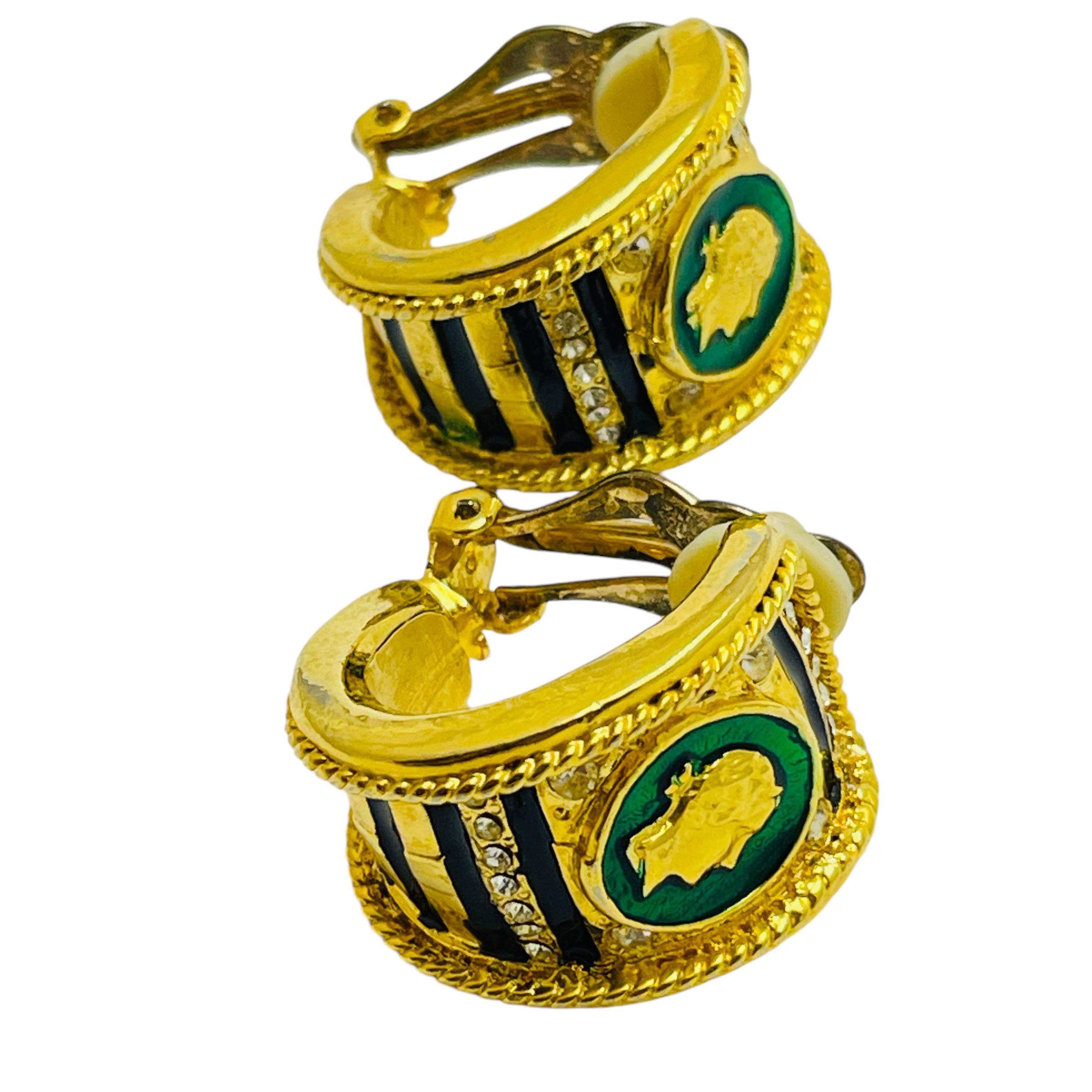 Pendientes de clip de diseño etrusco con esmalte en tono dorado vintage en Bueno estado para la venta en Palos Hills, IL