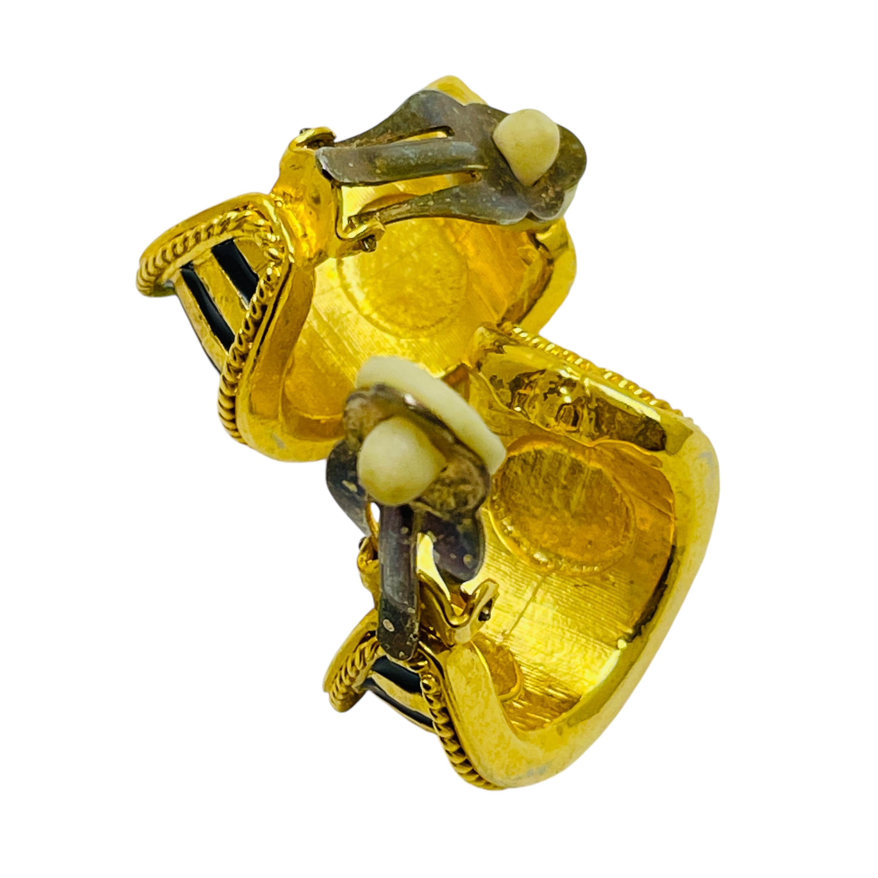 De las mujeres Pendientes de clip de diseño etrusco con esmalte en tono dorado vintage en venta