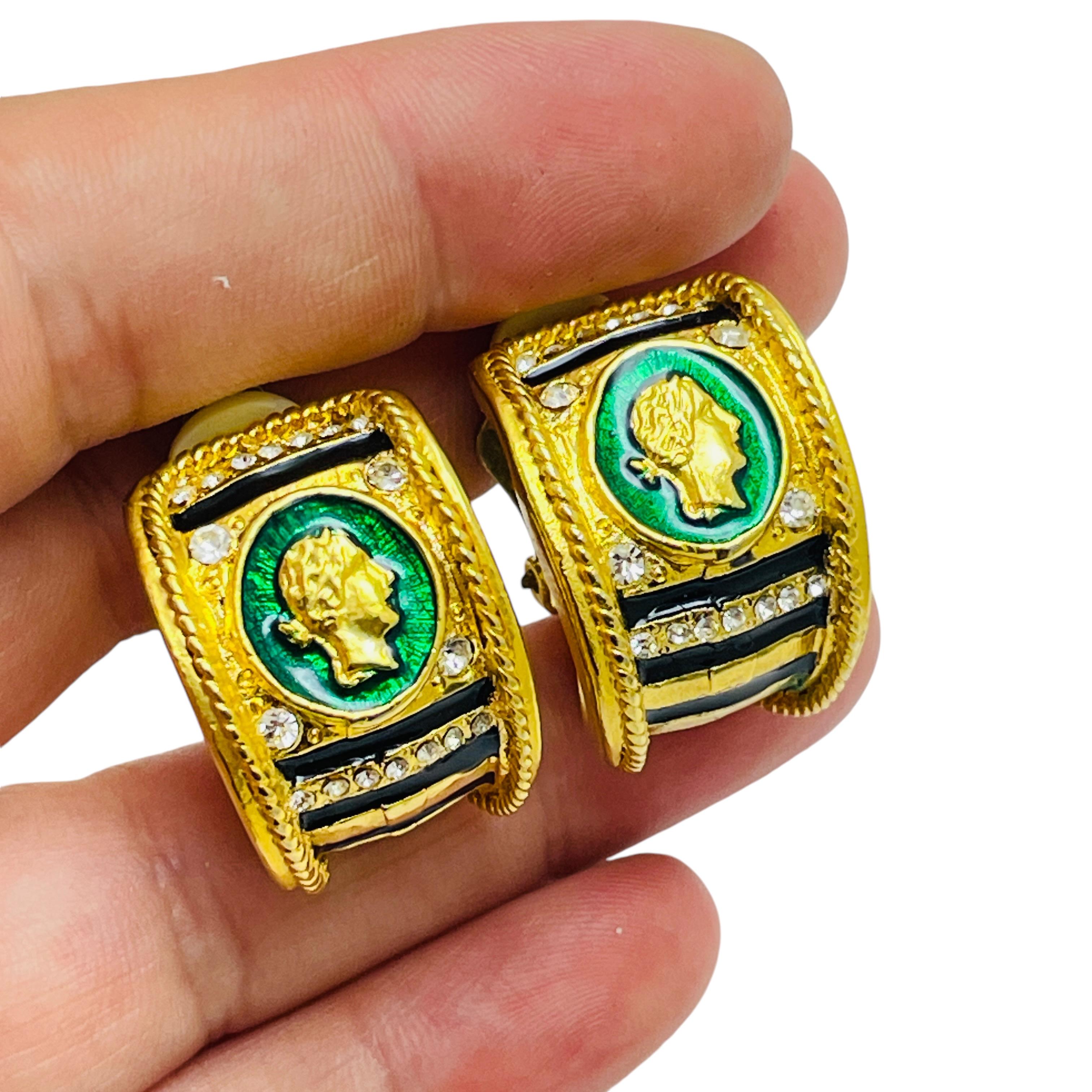 Pendientes de clip de diseño etrusco con esmalte en tono dorado vintage en venta 1