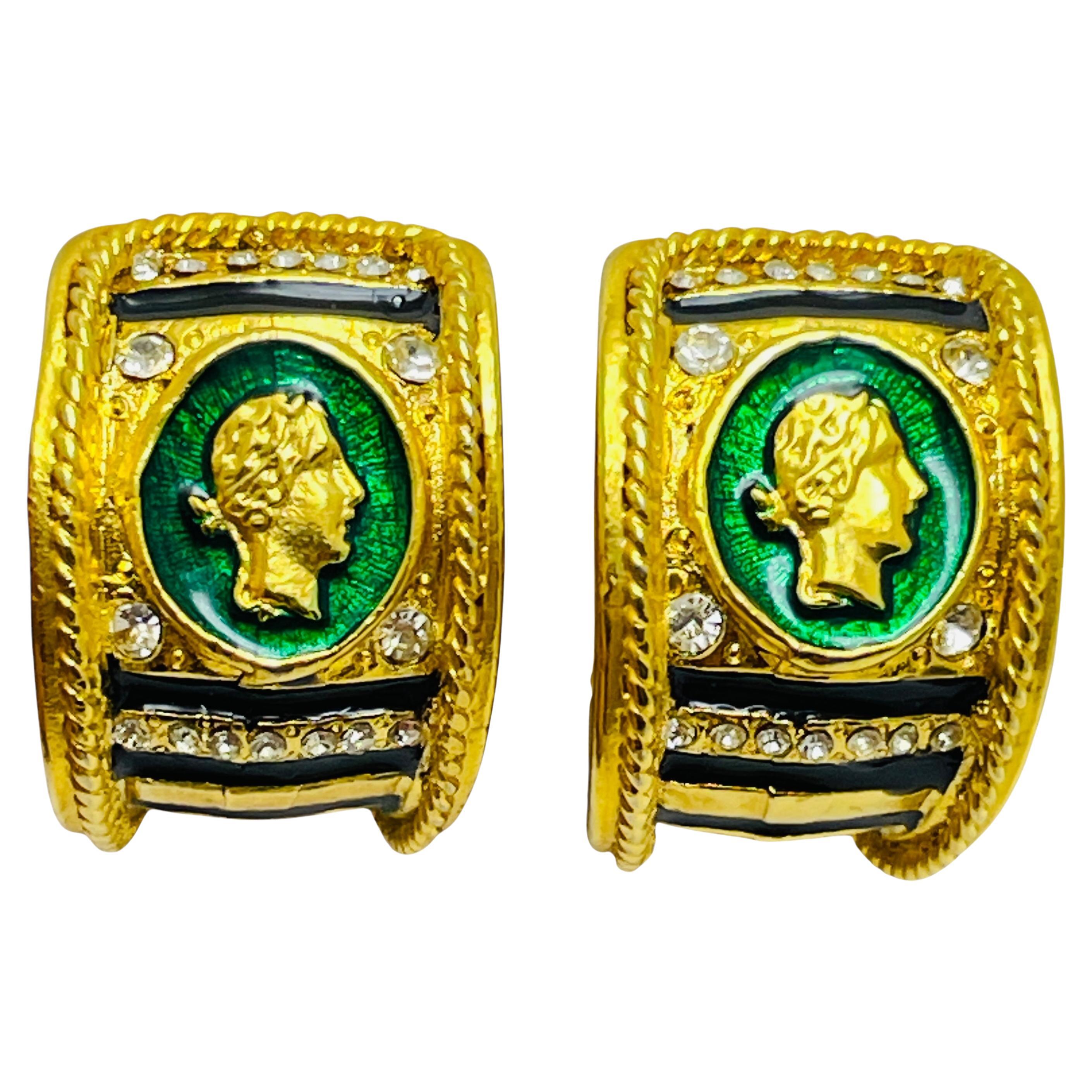 Pendientes de clip de diseño etrusco con esmalte en tono dorado vintage en venta