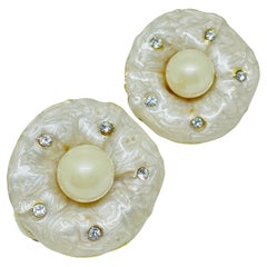 Orecchini a clip vintage con smalto dorato, strass e perle finte di design