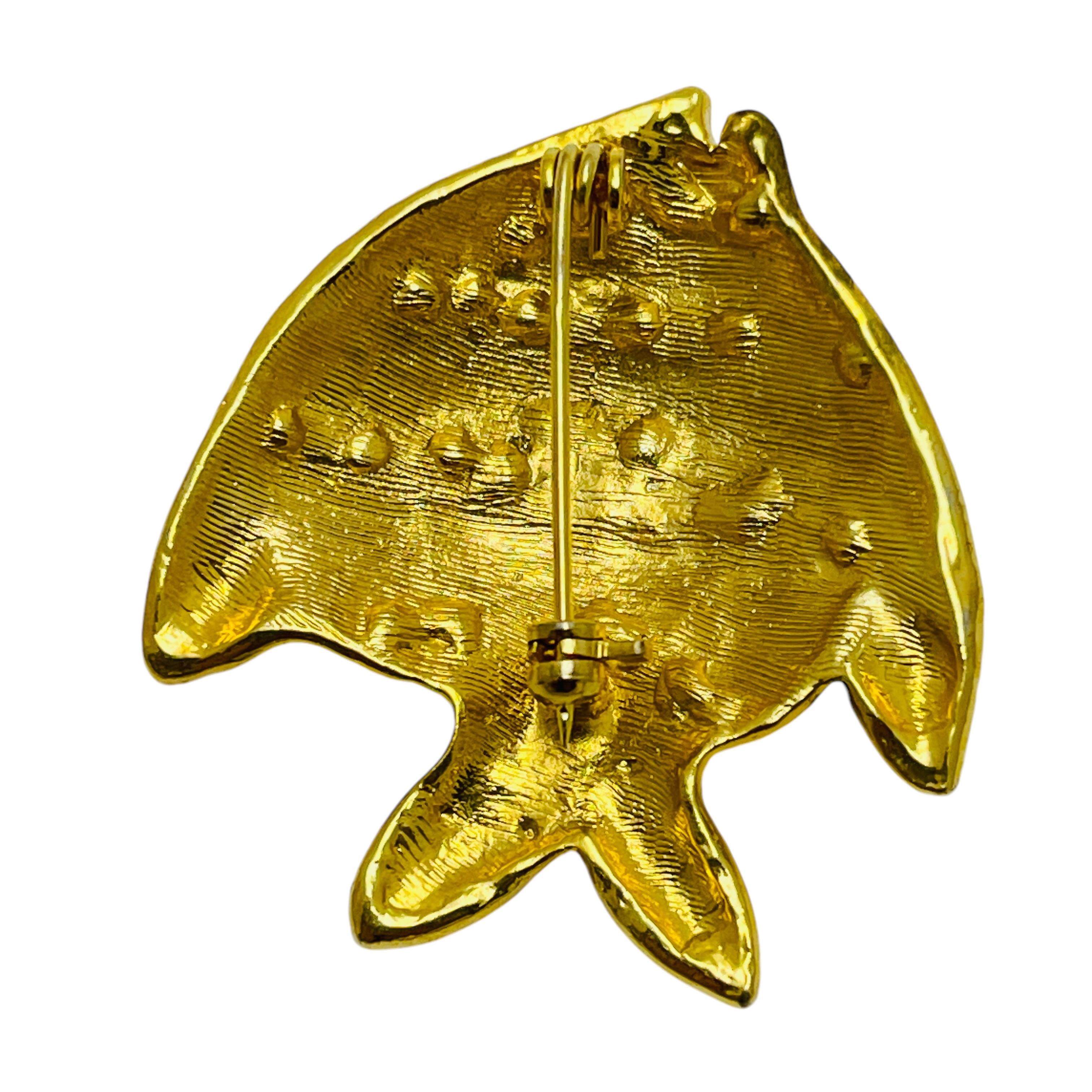 Spilla d'epoca in oro con strass e smalto a forma di pesce In condizioni buone in vendita a Palos Hills, IL