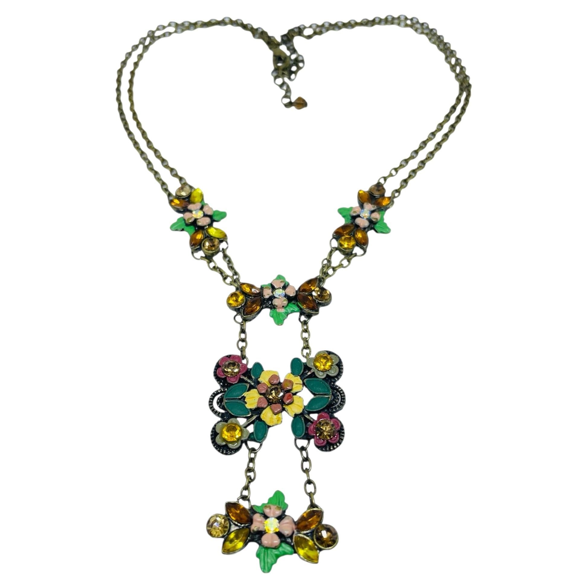 Collier vintage en émail doré avec strass, fleurs et gouttes d'eau. en vente