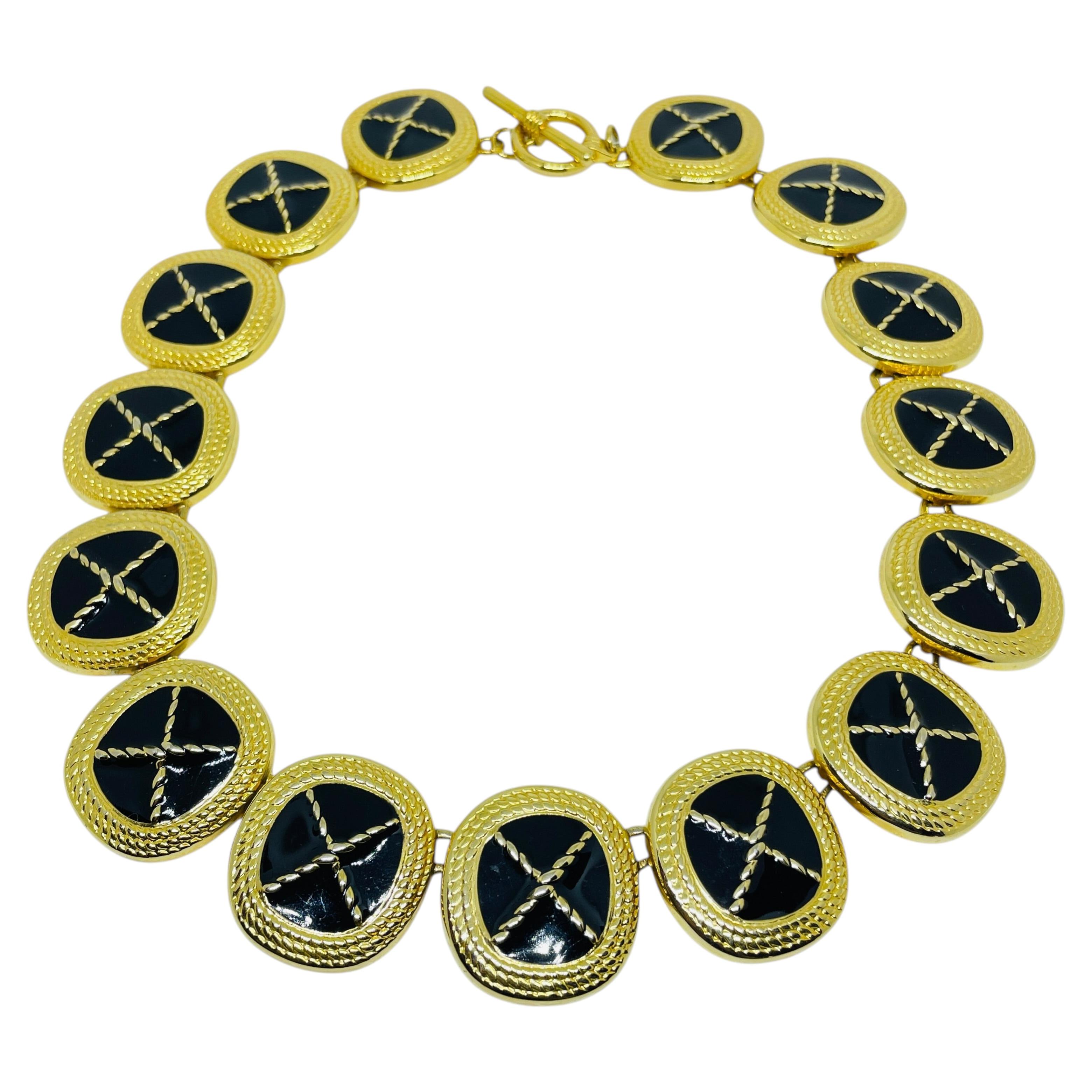 Collier vintage en émail doré avec fermoir à bascule et chaîne de créateur en vente