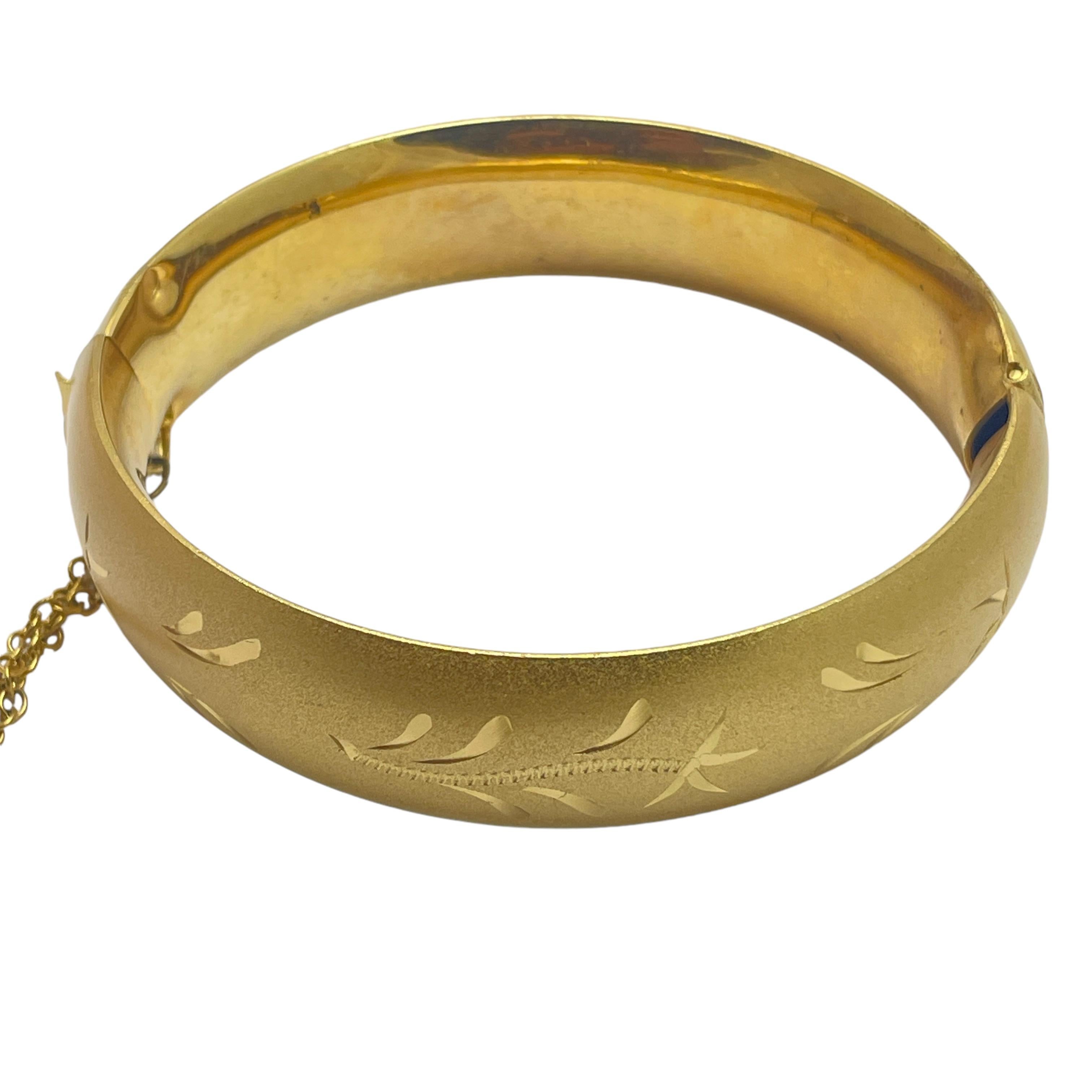 DETAILS

• unsigned   

• gold tone 

• vintage designer bracelet

MEASUREMENTS  

• 

CONDITION

•  very good vintage condition with minimal signs of wear 

 Sku 47

❤️❤️  VINTAGE DESIGNER JEWELRY ❤️❤️

❤️❤️  ALEXANDER’S BOUTIQUE  ❤️❤️