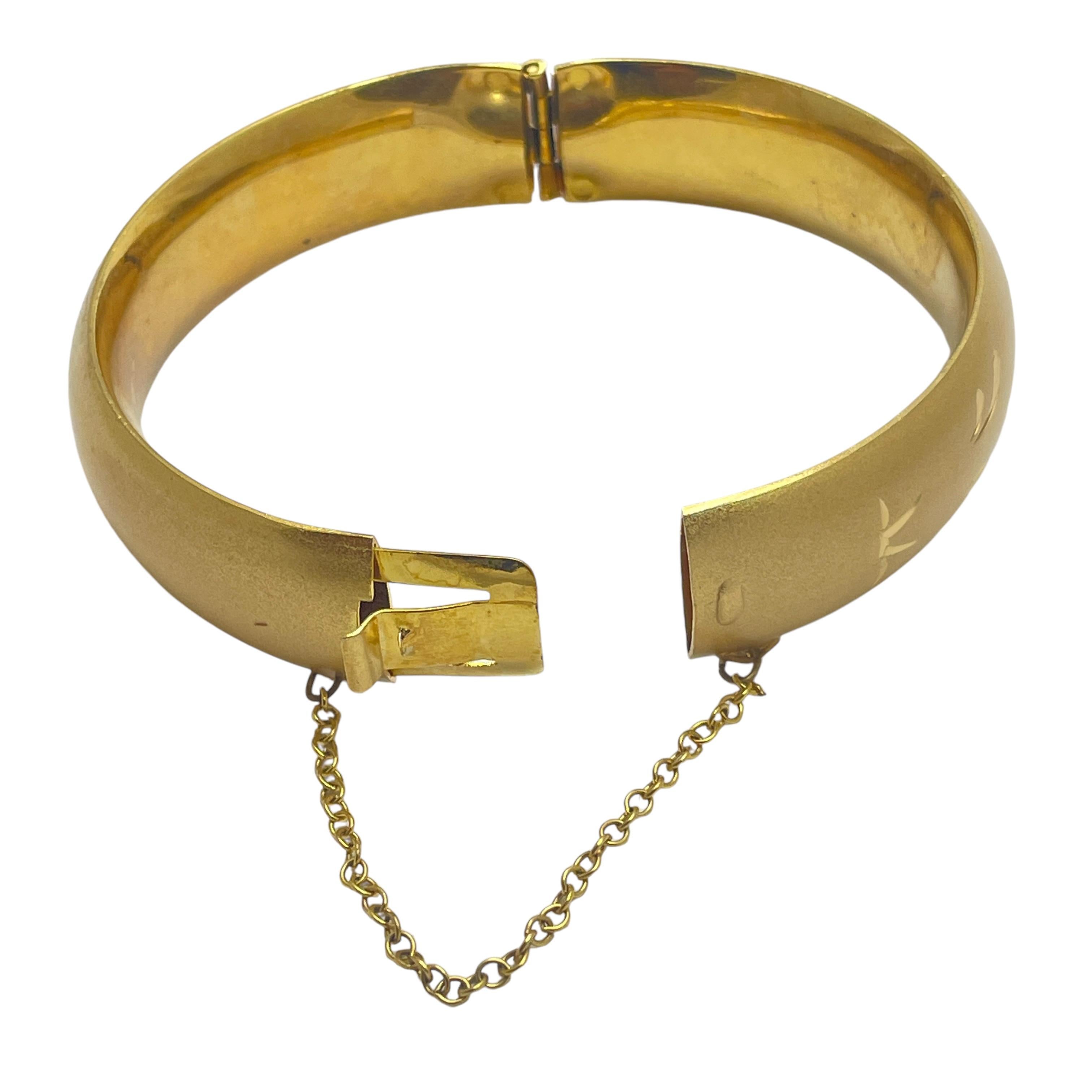 Vintage gold tone engraved designer bracelet In Good Condition For Sale In Palos Hills, IL