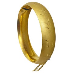 Pulsera vintage de diseño grabada en tono dorado