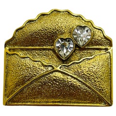 Broche de diseño vintage en tono dorado con letra de sobre y corazón de strass