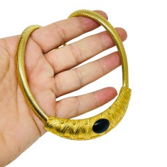 Collier de créateur vintage avec cabochon noir « étrusque » et chaîne oméga de couleur or