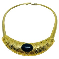 Collier de créateur vintage avec cabochon noir « étrusque » et chaîne oméga de couleur or