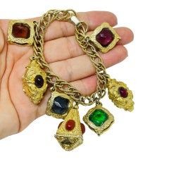 Vintage gold tone etruscan byzantine style glass coral gemstone charm bracelet
