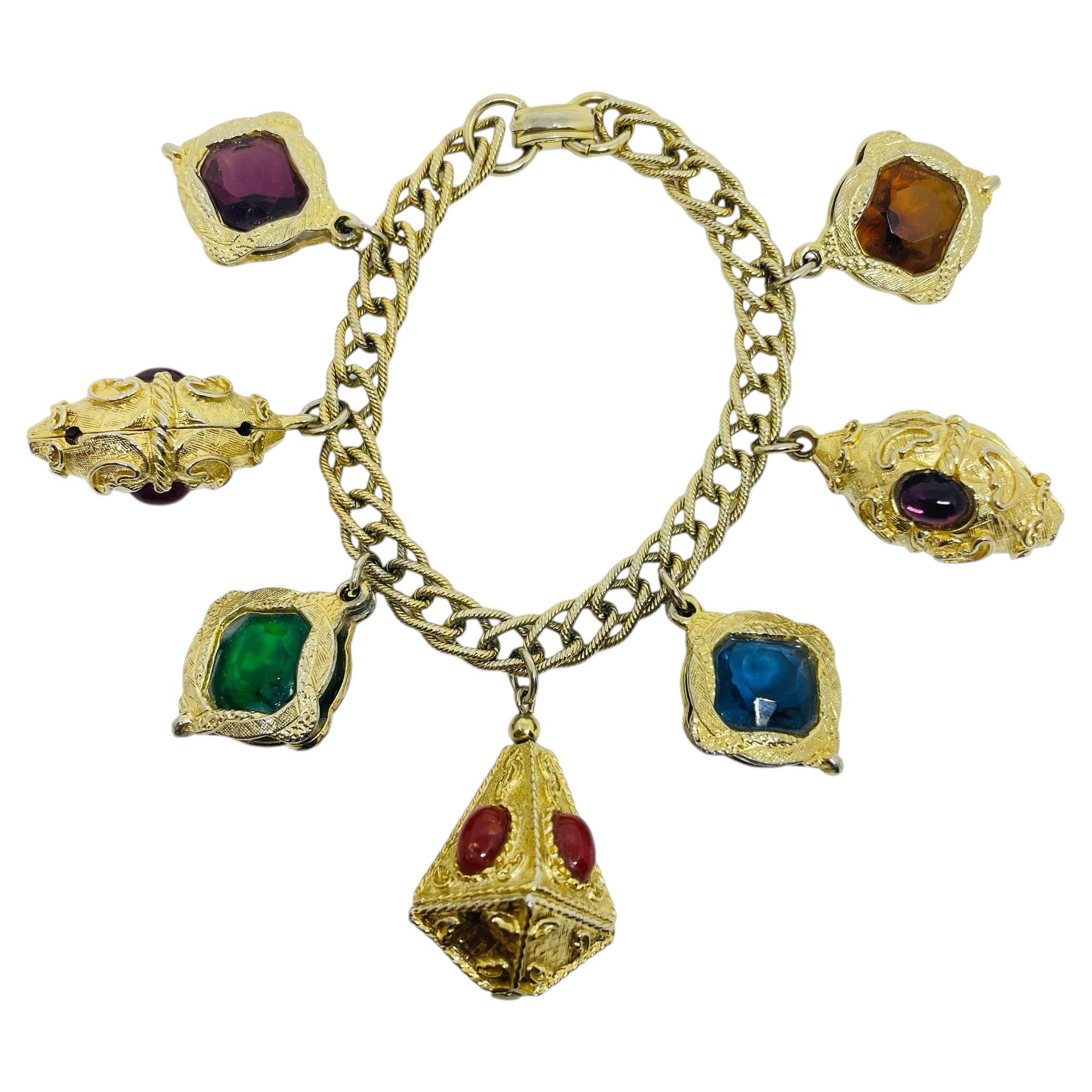 Pulsera vintage de estilo bizantino-etrusco con dijes de cristal y gemas de coral en tono dorado
