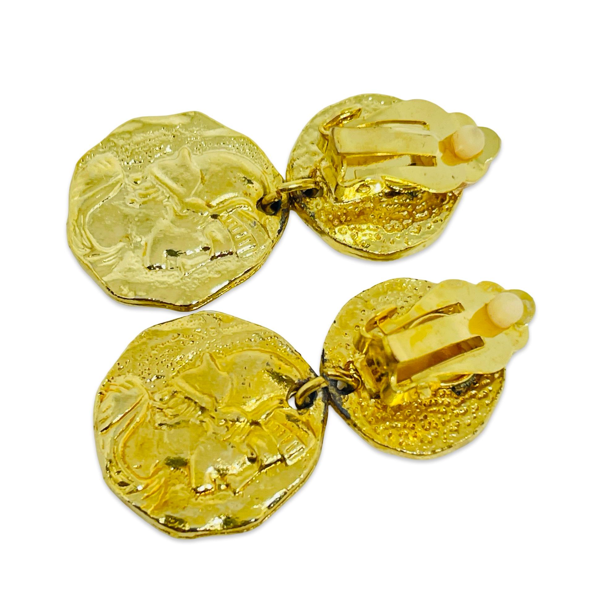 Vintage gold tone Etruscan coin dangle designer clip on earrings en Bueno estado para la venta en Palos Hills, IL