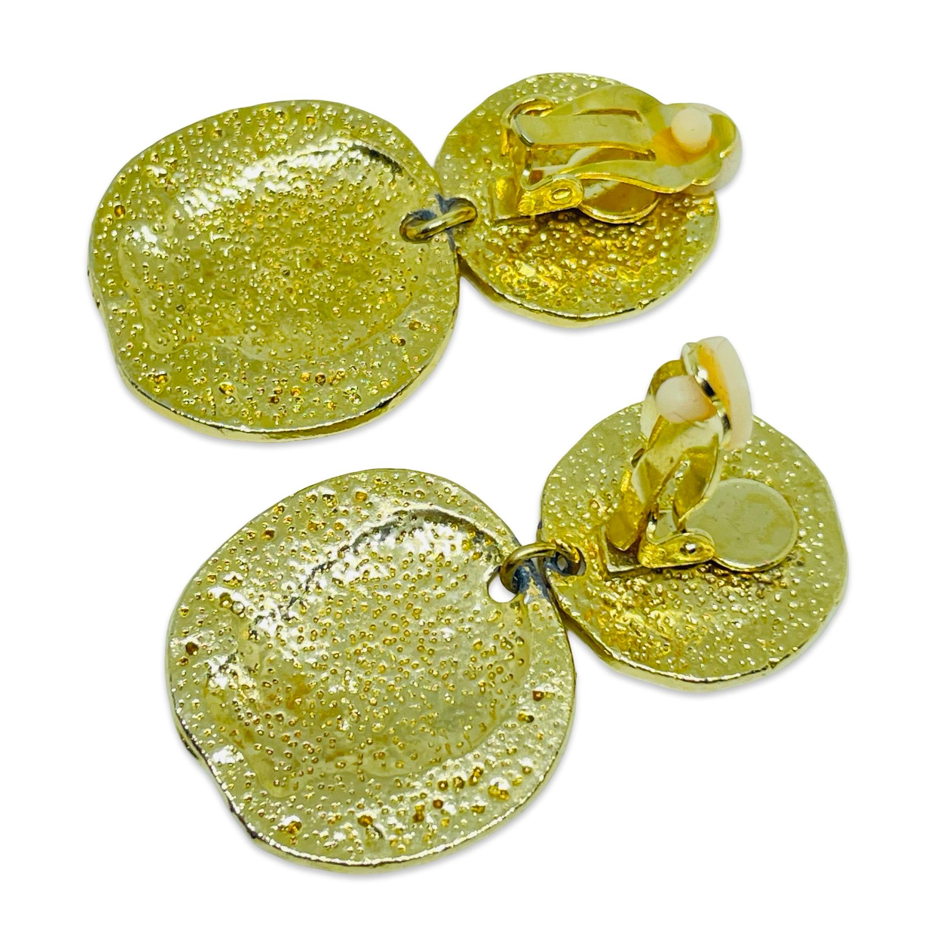 Vintage gold tone Etruscan coin dangle designer clip on earrings In Good Condition For Sale In Palos Hills, IL