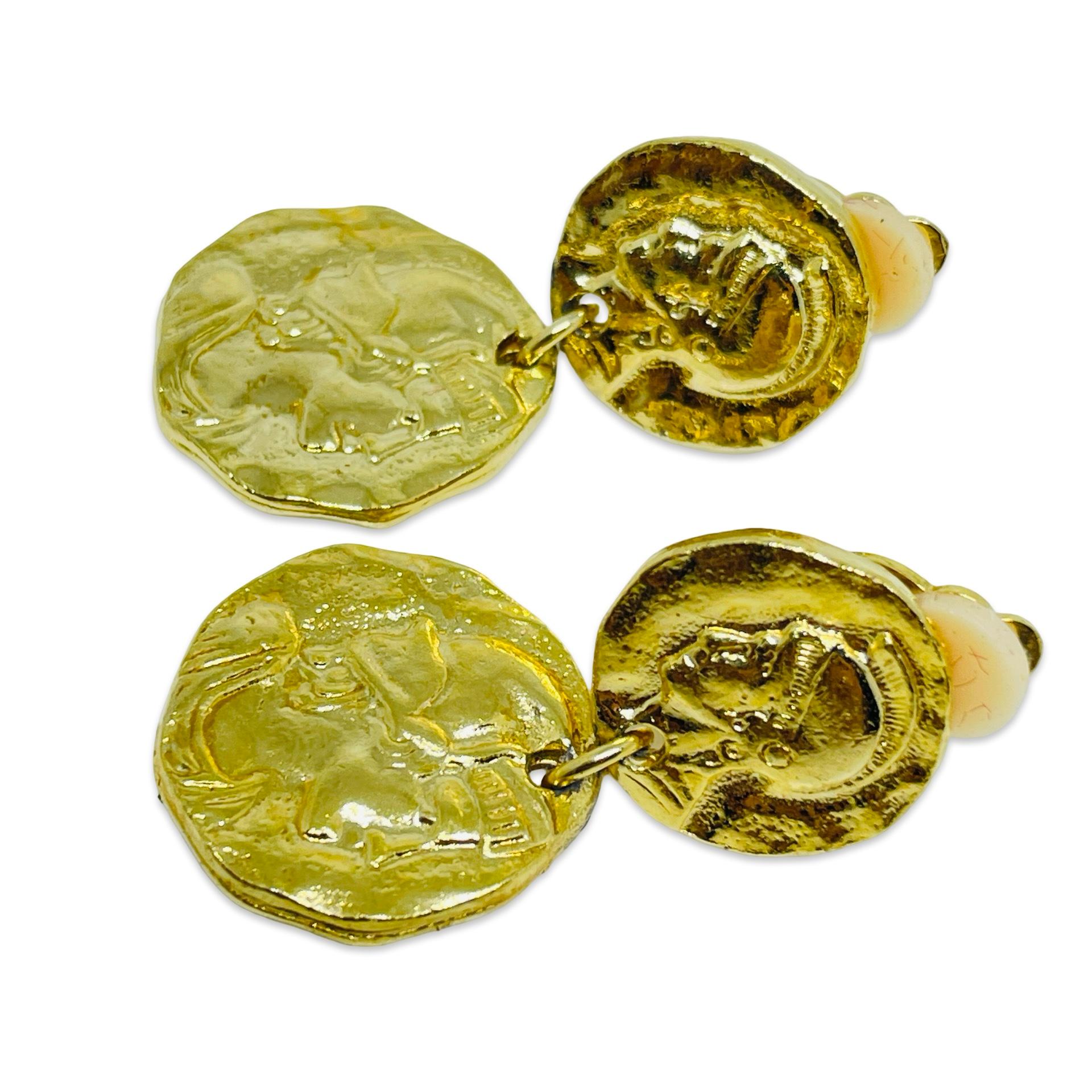 Femenino o masculino Vintage gold tone Etruscan coin dangle designer clip on earrings en venta
