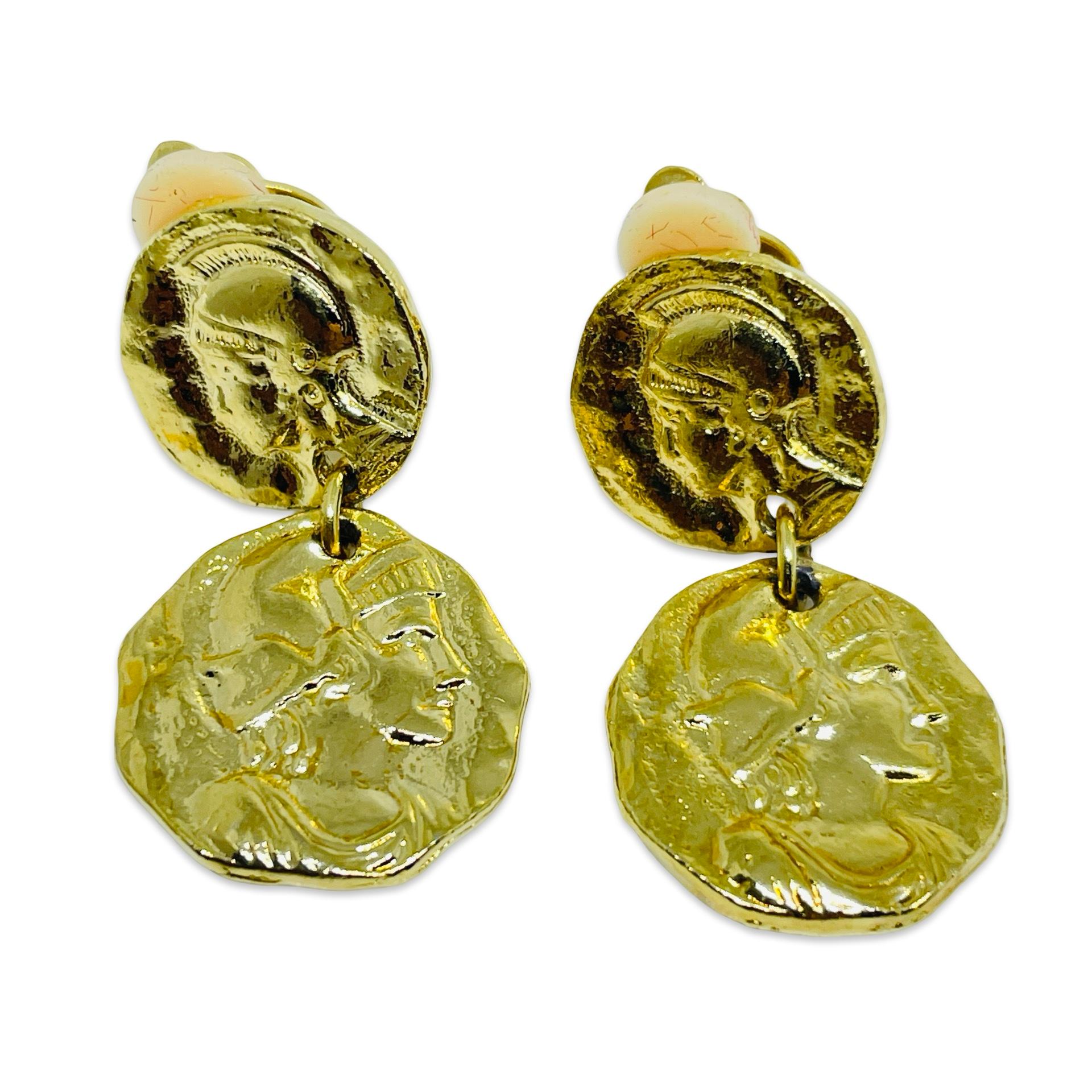 Vintage gold tone Etruscan coin dangle designer clip on earrings en venta 1