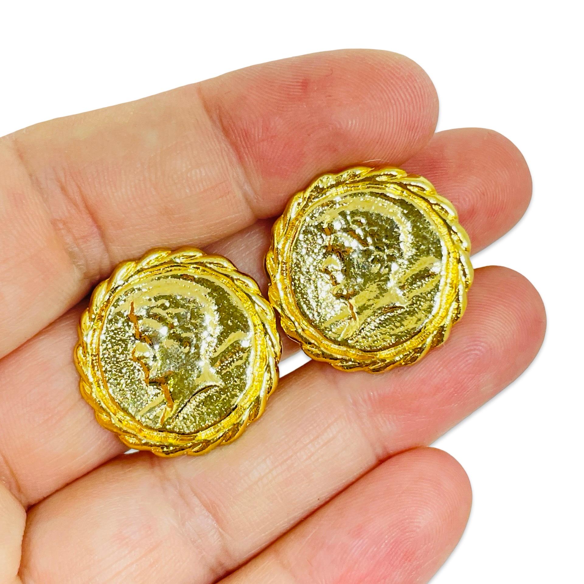 DETAILS

• unsigned 

• gold tone 

• vintage designer earrings
 
MEASUREMENTS  

• CONDITION

•  very good vintage condition with minimal signs of wear 

 Sku 57

❤️❤️   VINTAGE DESIGNER JEWELRY   ❤️❤️

❤️❤️  ALEXANDER’S BOUTIQUE  ❤️❤️