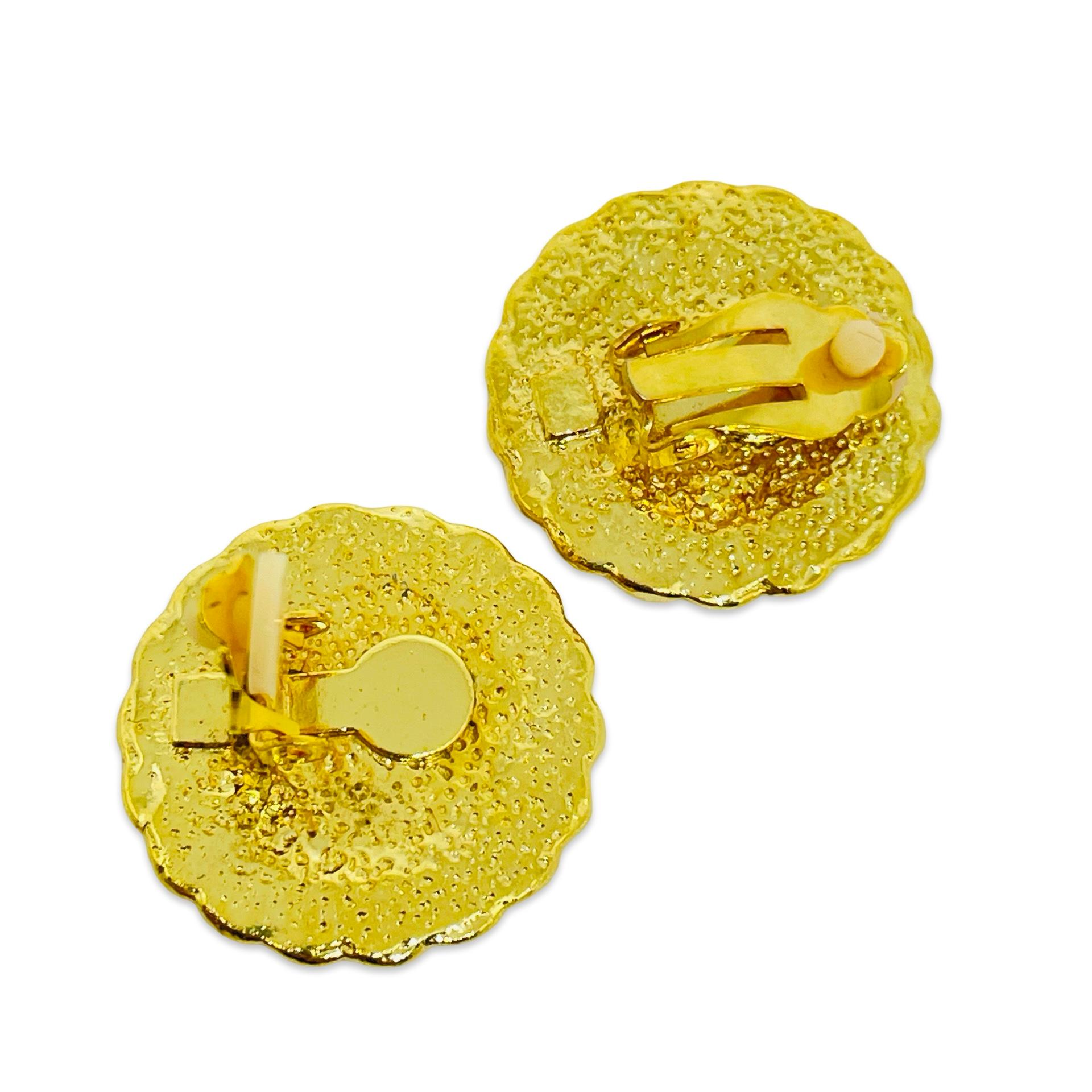 Vintage gold tone Etruscan coin designer clip on earrings im Zustand „Gut“ im Angebot in Palos Hills, IL