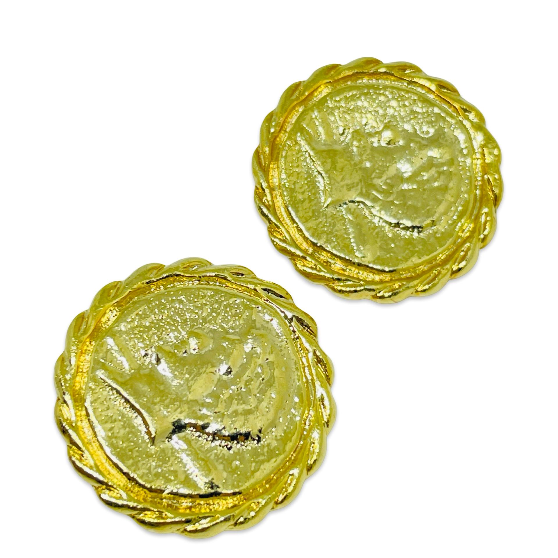 Vintage gold tone Etruscan coin designer clip on earrings für Damen oder Herren im Angebot