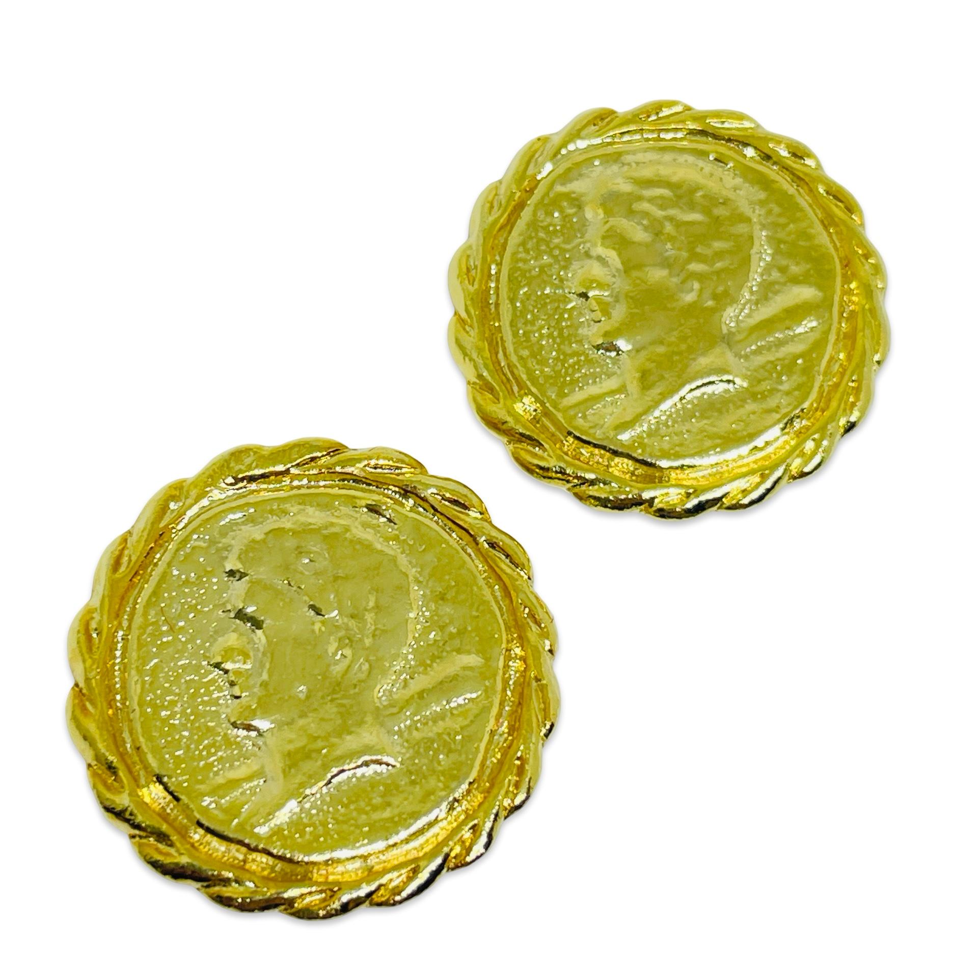 Vintage gold tone Etruscan coin designer clip on earrings im Angebot 1