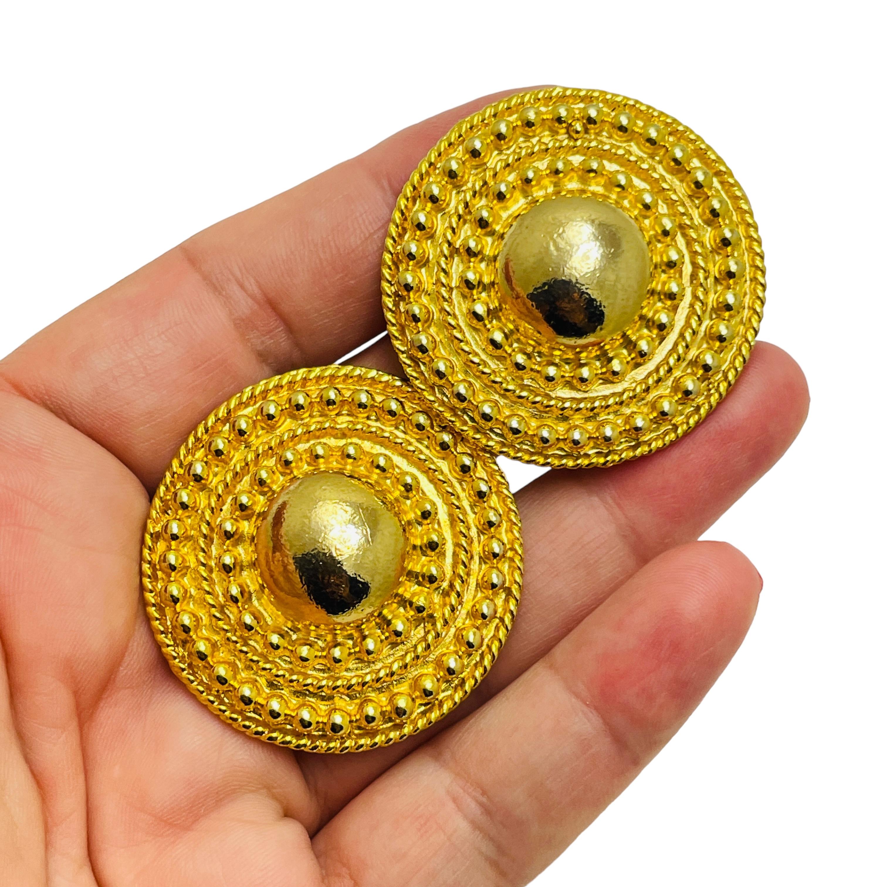 Pendientes de clip de diseño etrusco en tono dorado vintage en Bueno estado para la venta en Palos Hills, IL