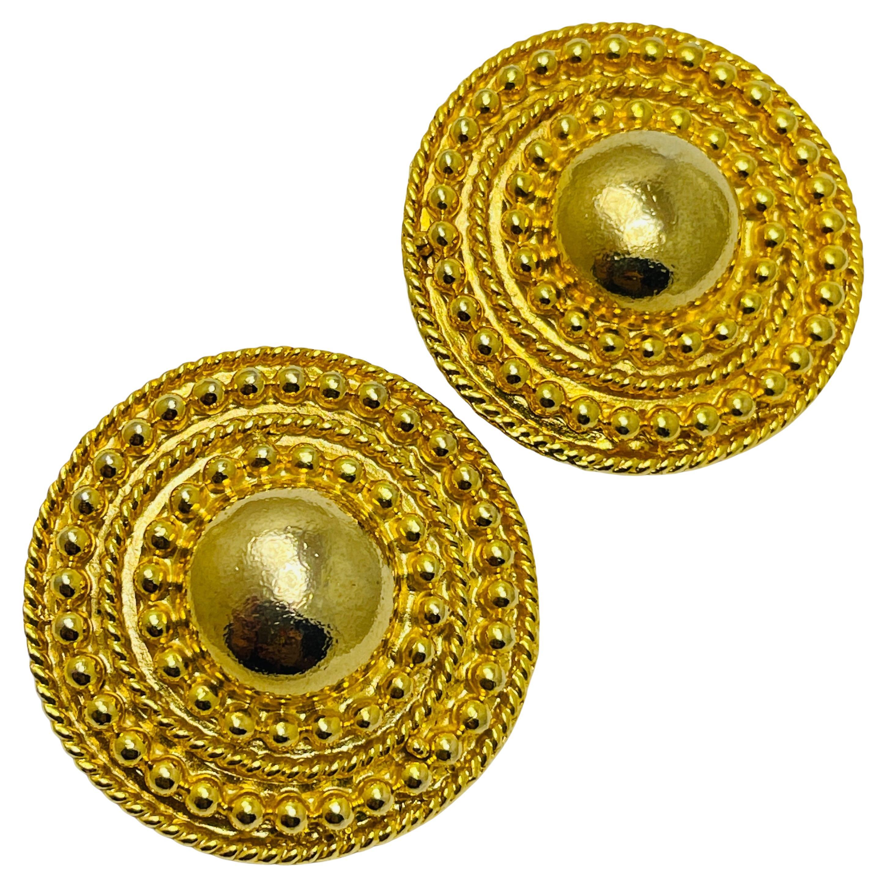 Pendientes de clip de diseño etrusco en tono dorado vintage en venta
