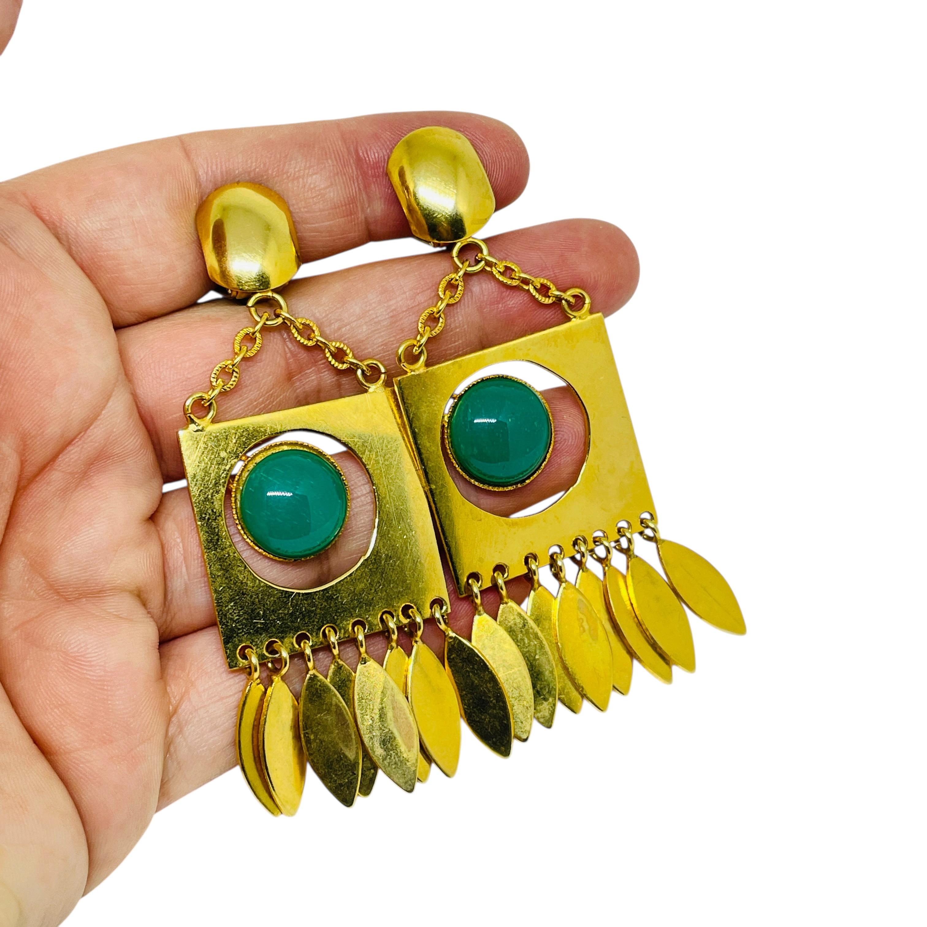 DETAILS

• unsigned  

• gold tone with faux gemstones

• vintage designer earrings
 
MEASUREMENTS  

• CONDITION

•  very good vintage condition with minimal signs of wear 

 Sku 57

❤️❤️   VINTAGE DESIGNER JEWELRY   ❤️❤️

❤️❤️  ALEXANDER’S