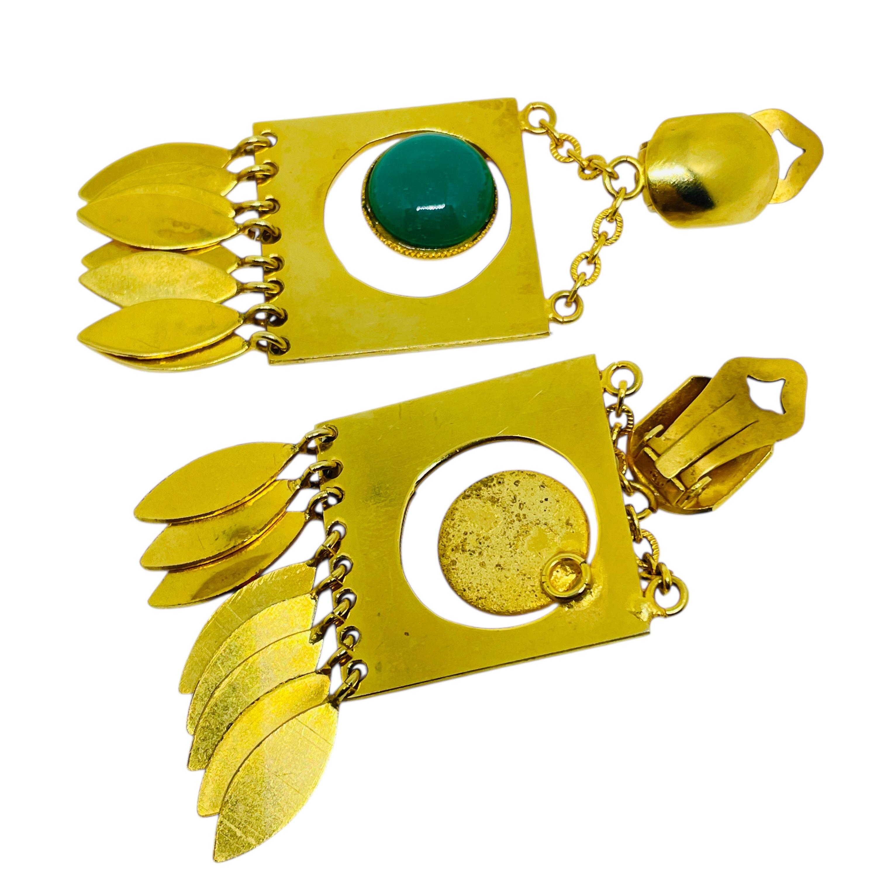 Vintage gold tone etruscan green cabs dangle designer clip on earrings In Good Condition For Sale In Palos Hills, IL