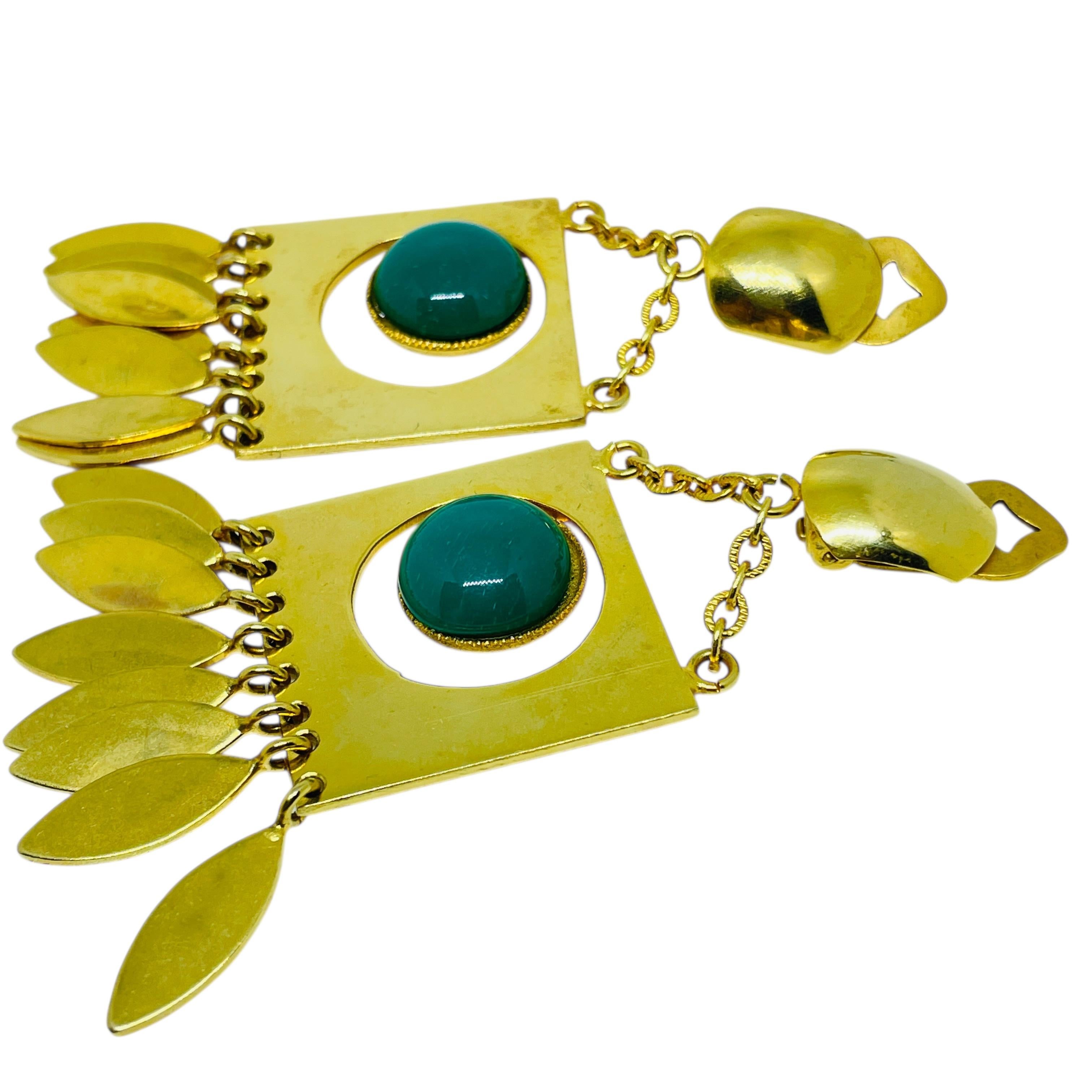 Women's or Men's Vintage gold tone etruscan green cabs dangle designer clip on earrings For Sale