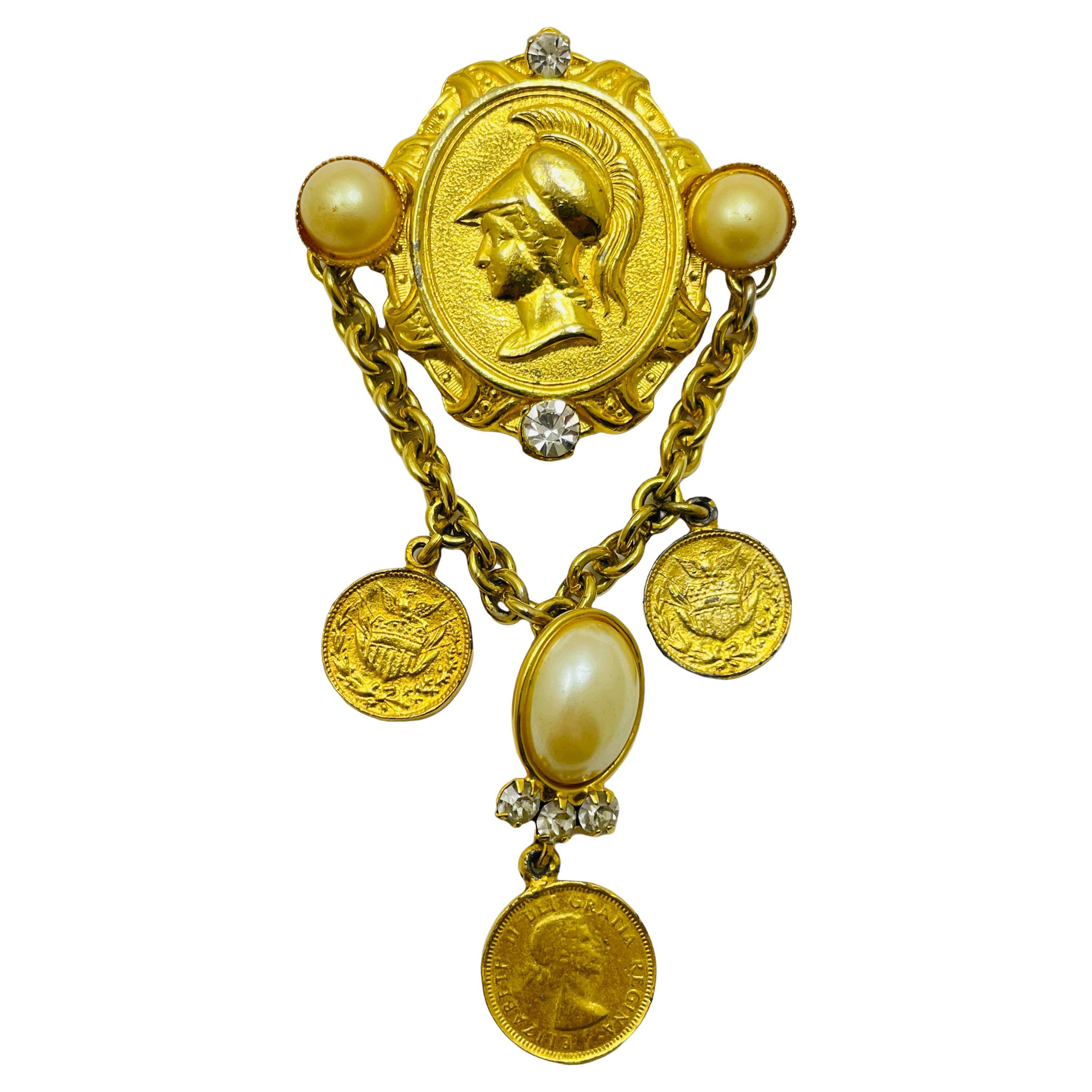 Broche vintage de style étrusque avec pièces de monnaie, perles et strass.