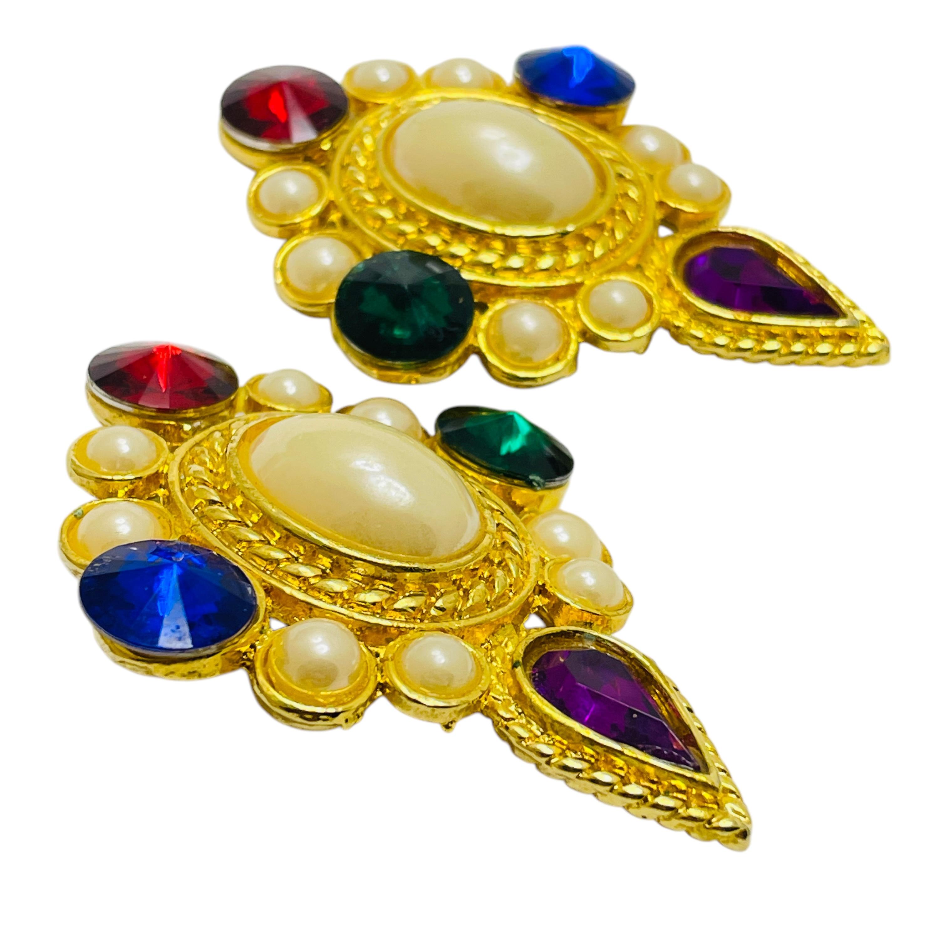 DETAILS

- • ohne Vorzeichen 

- • goldfarben mit Glassteinen

- • Vintage-Designer-Ohrringe

MASSNAHMEN  

- • 

CONDIT

- •  sehr guter Vintage-Zustand mit minimalen Gebrauchsspuren 

 Sku 49

❤️❤️  VINTAGE-DESIGNER-SCHMUCK ❤️❤️

❤️❤️  ALEXANDER'S