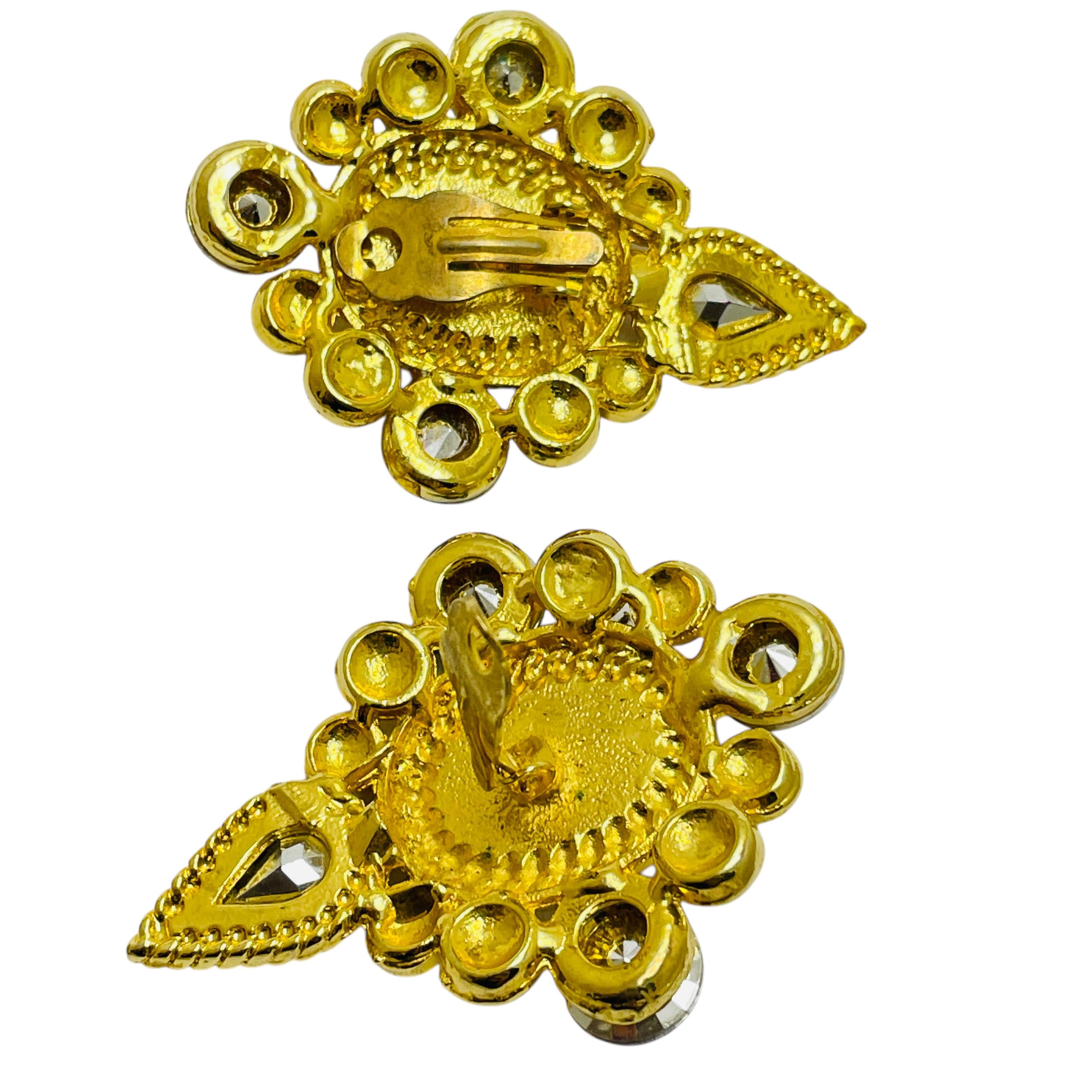 Vintage Gold Ton Etruscan Stil Glas Designer Clip auf Ohrringe im Zustand „Gut“ im Angebot in Palos Hills, IL