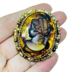 Pendentif broche vintage ton or faux ambre cameo designer