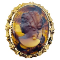 Pendentif broche vintage ton or faux ambre cameo designer