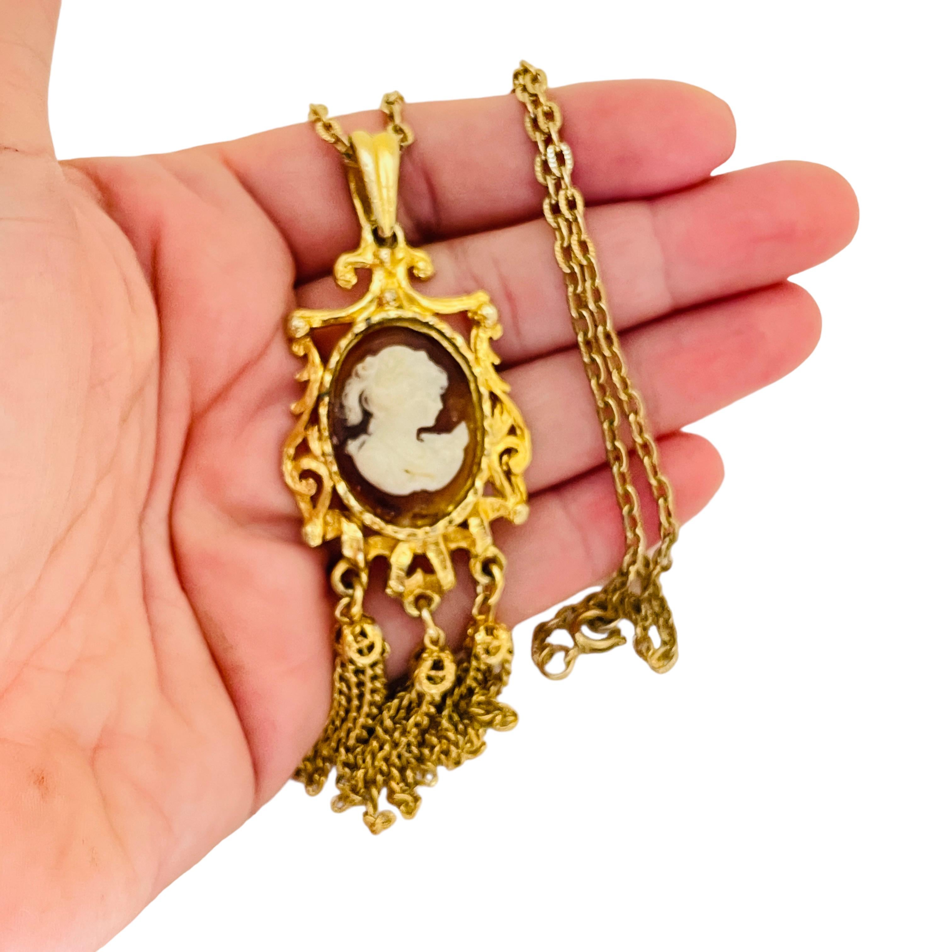 Collana vintage con catena a penzoloni in finto cammeo in tonalità oro In condizioni buone in vendita a Palos Hills, IL