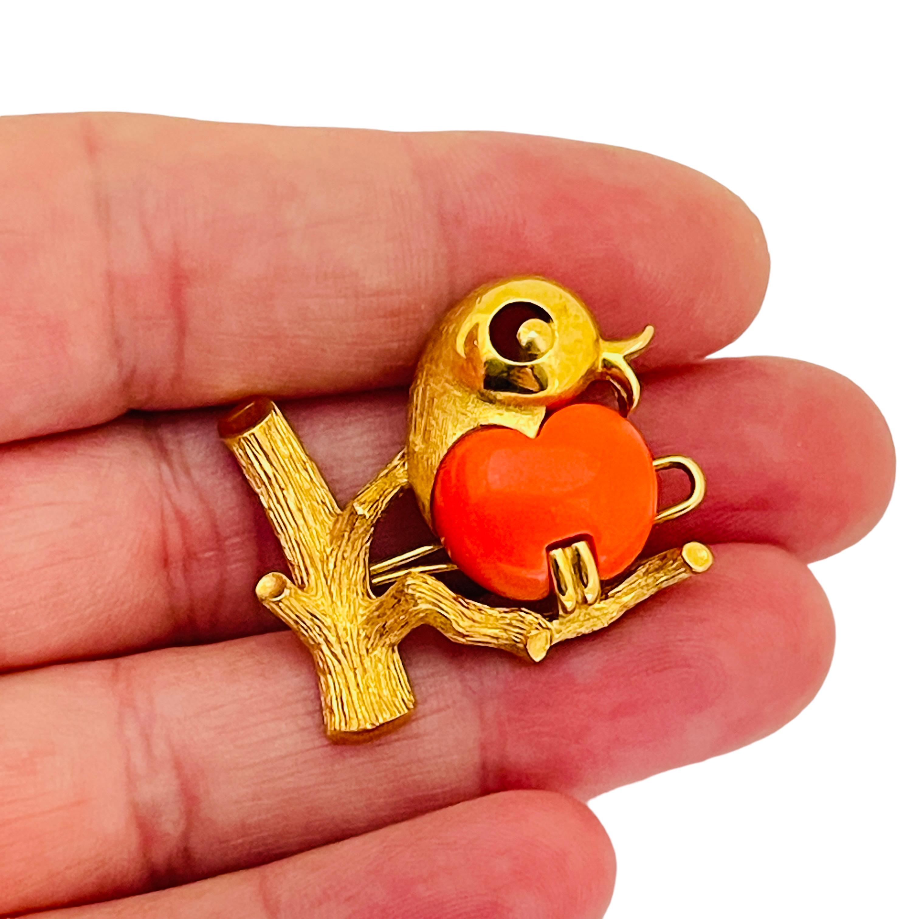 Vintage gold tone faux coral bird brooch clip In Excellent Condition For Sale In Palos Hills, IL