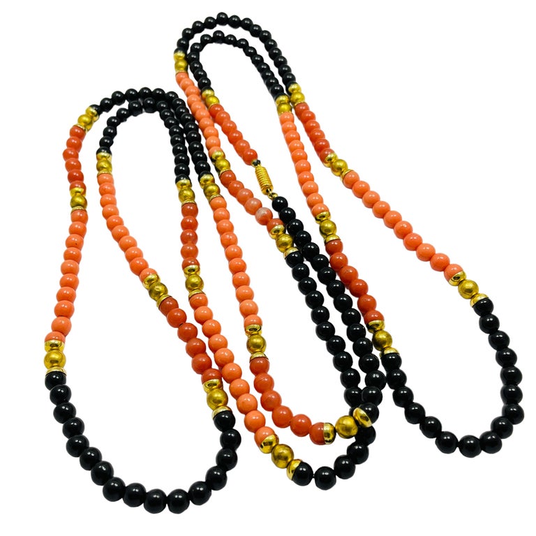 Vintage gold tone faux coral onyx beaded long necklace For Sale at 1stDibs