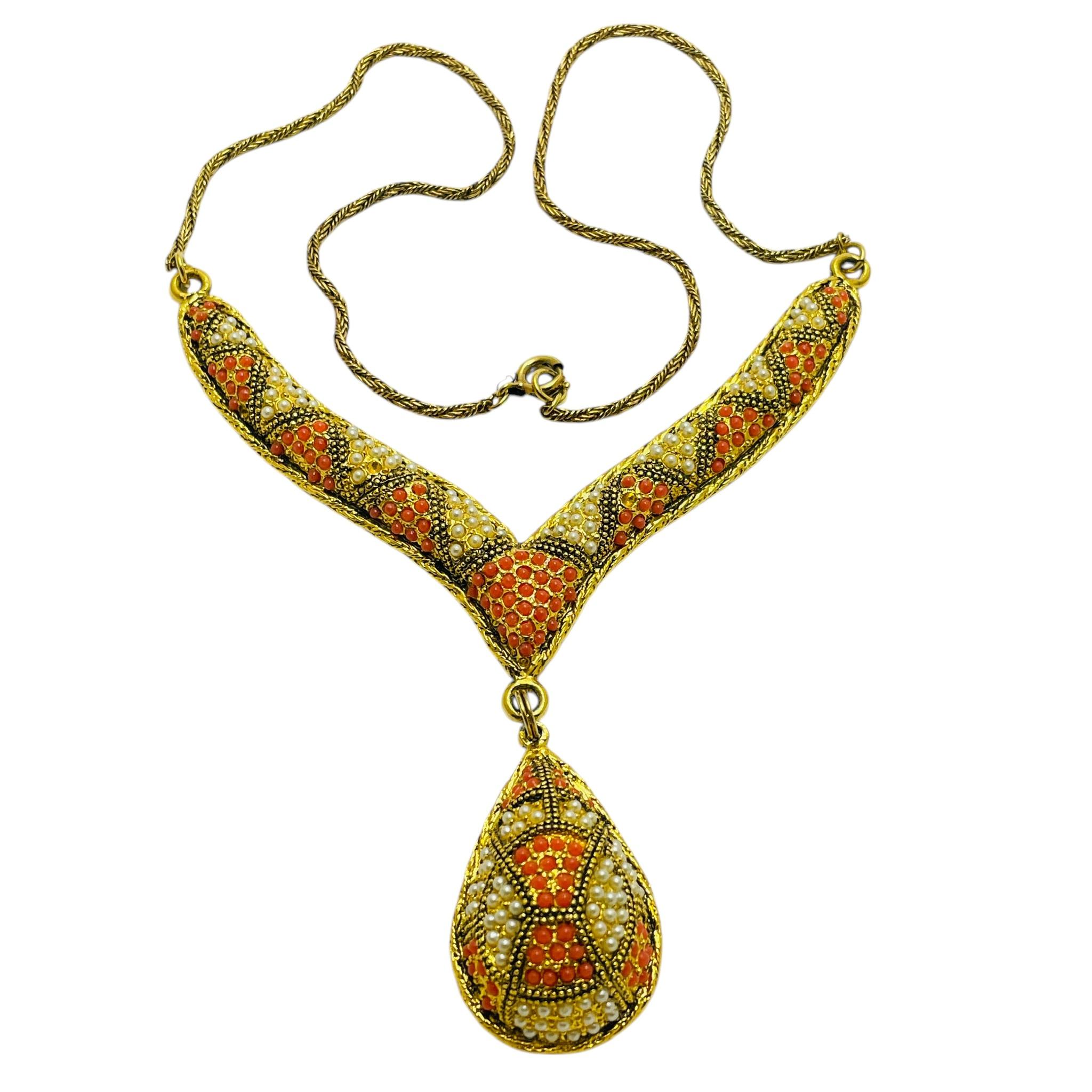 Collana di design con perle di corallo finto d'epoca in tonalità oro In condizioni buone in vendita a Palos Hills, IL