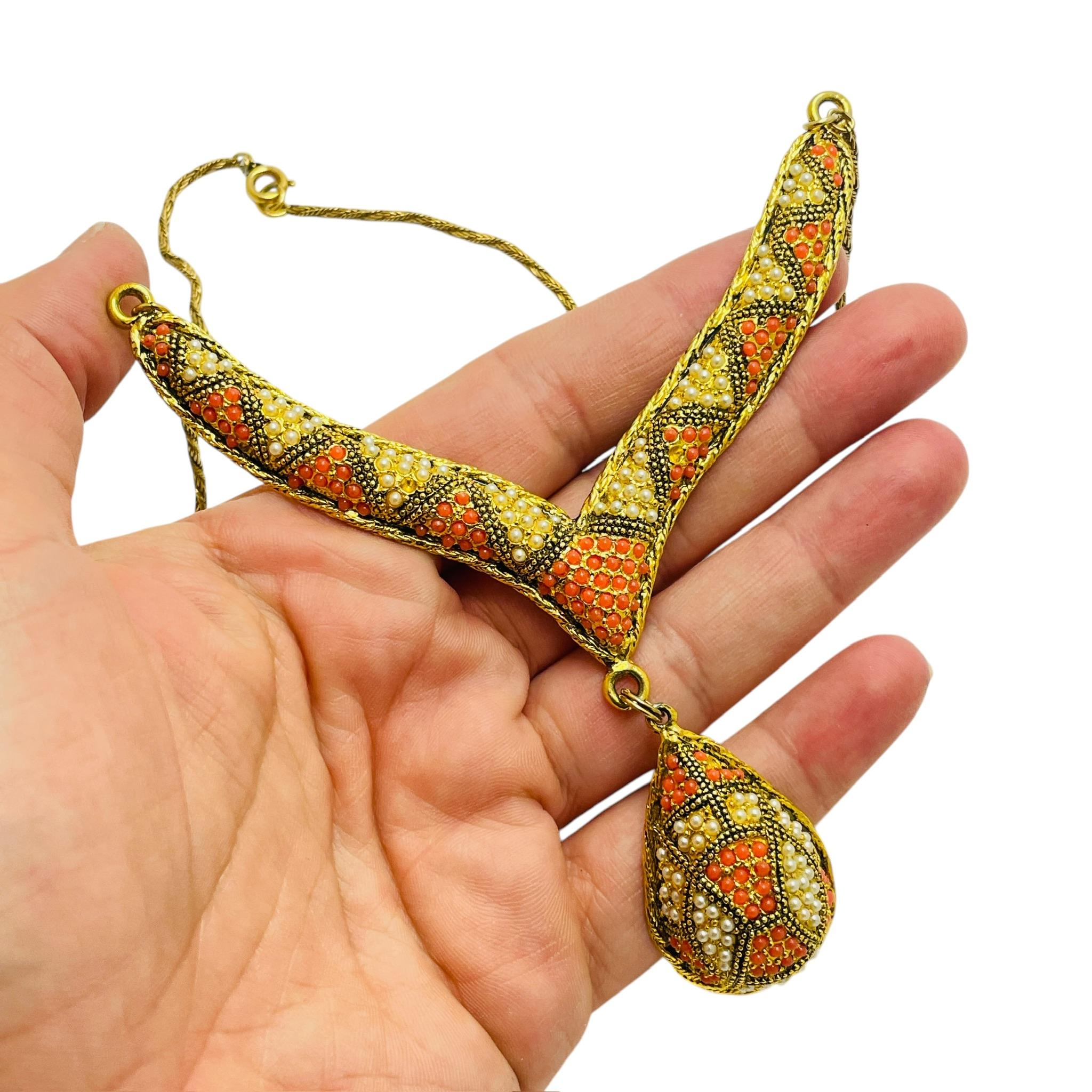 Collana di design con perle di corallo finto d'epoca in tonalità oro in vendita 1